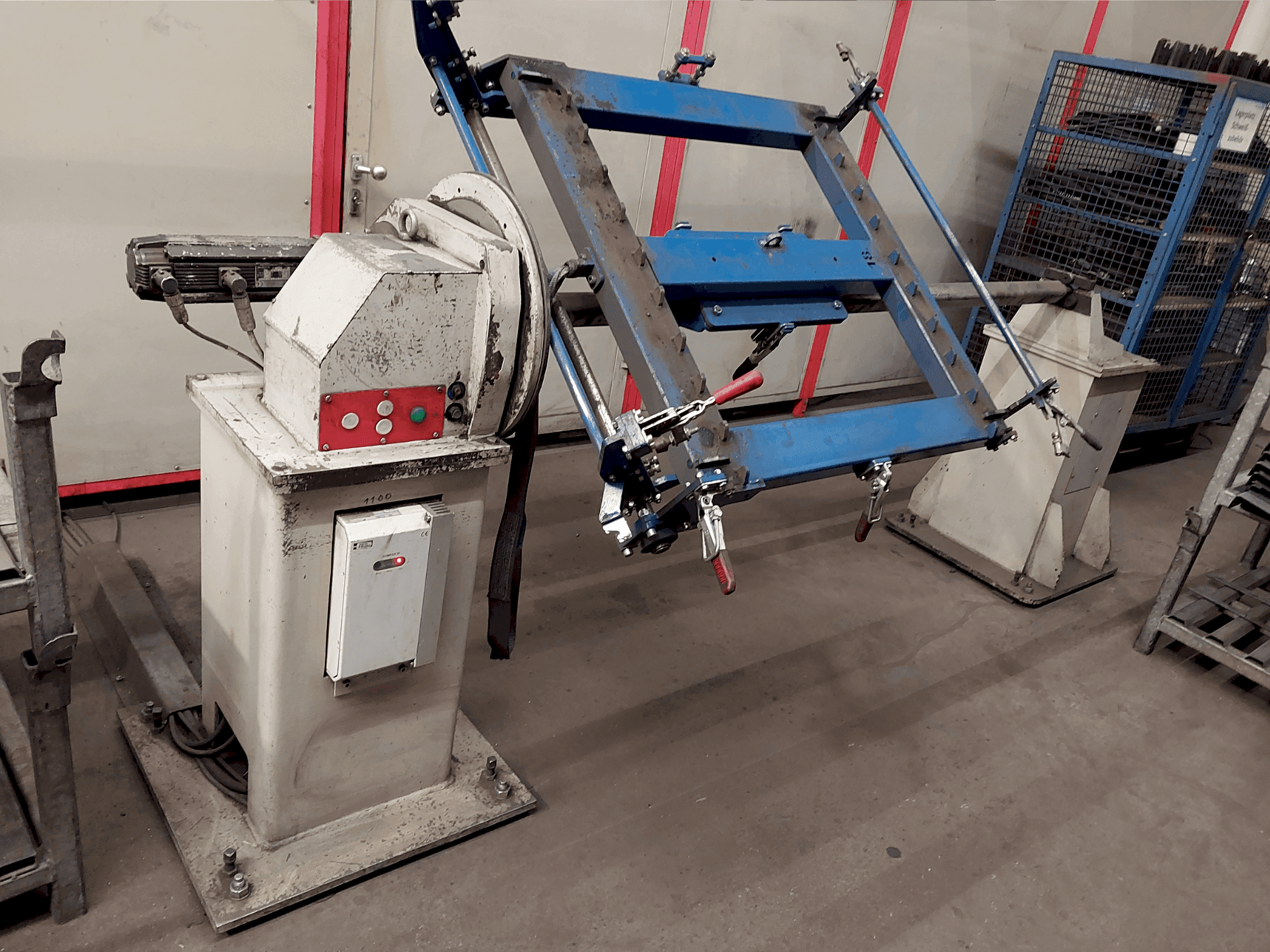 Vista frontale della macchina IGM Welding Robot System