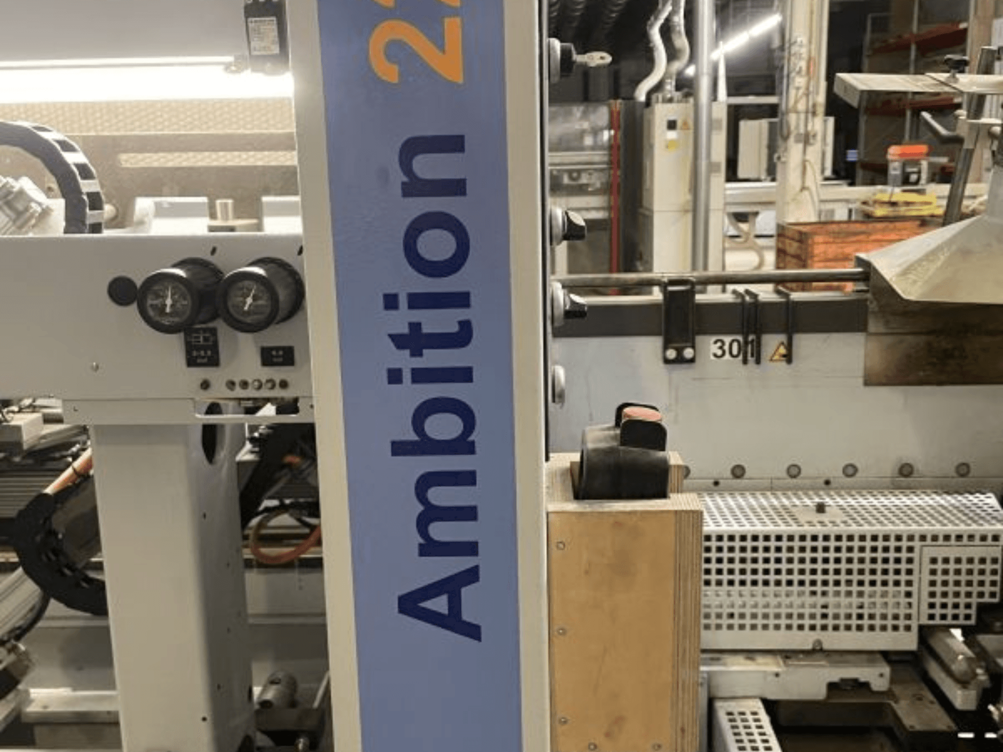 Vista frontale della bordatrice HOMAG KAL 210 Ambition 2264, che mostra i quadranti, i comandi e il pannello laterale con il marchio.