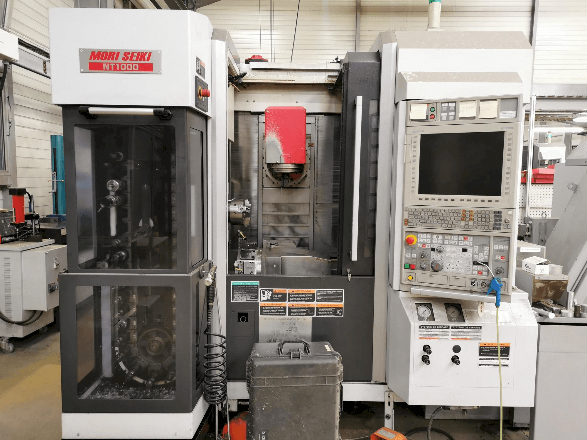 Vista frontale della macchina MORI SEIKI NT 1000