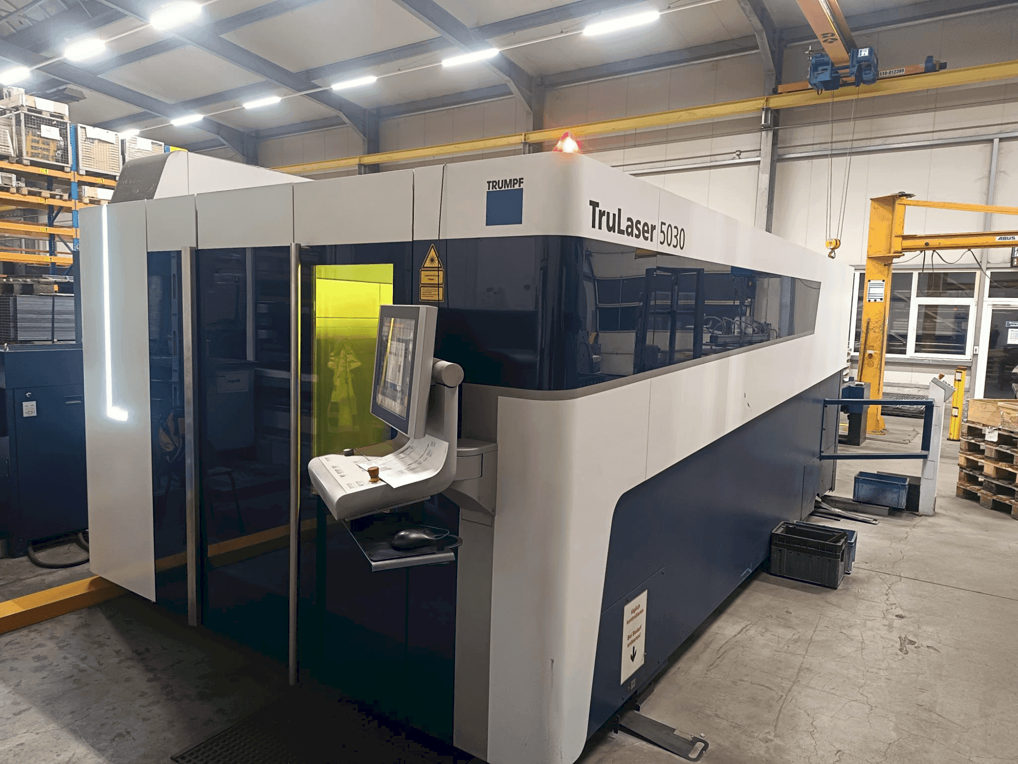 Vista frontale della macchina TRUMPF Trulaser 5030 Fiber