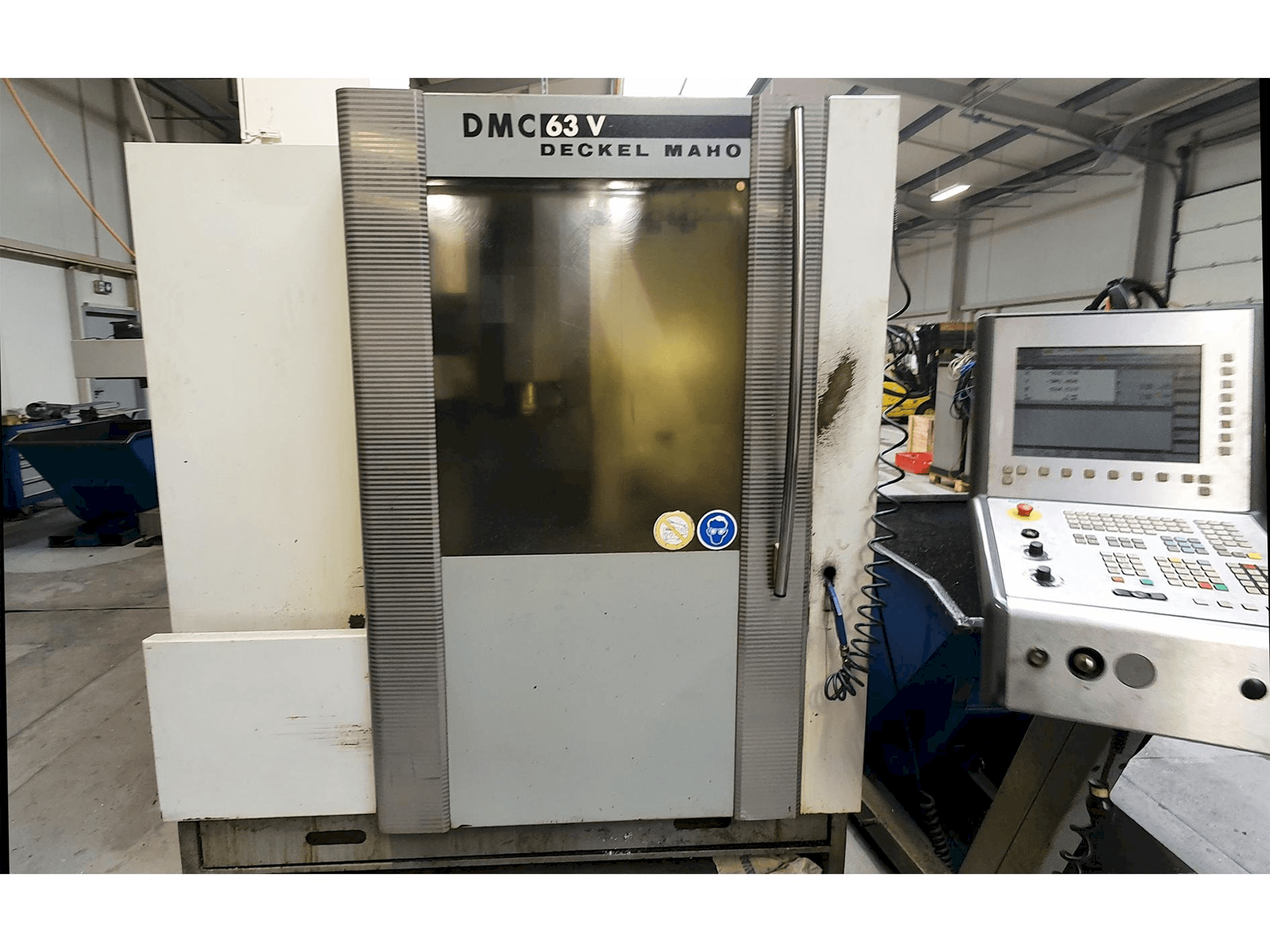 Vista frontale della macchina DECKEL MAHO DMC 63V