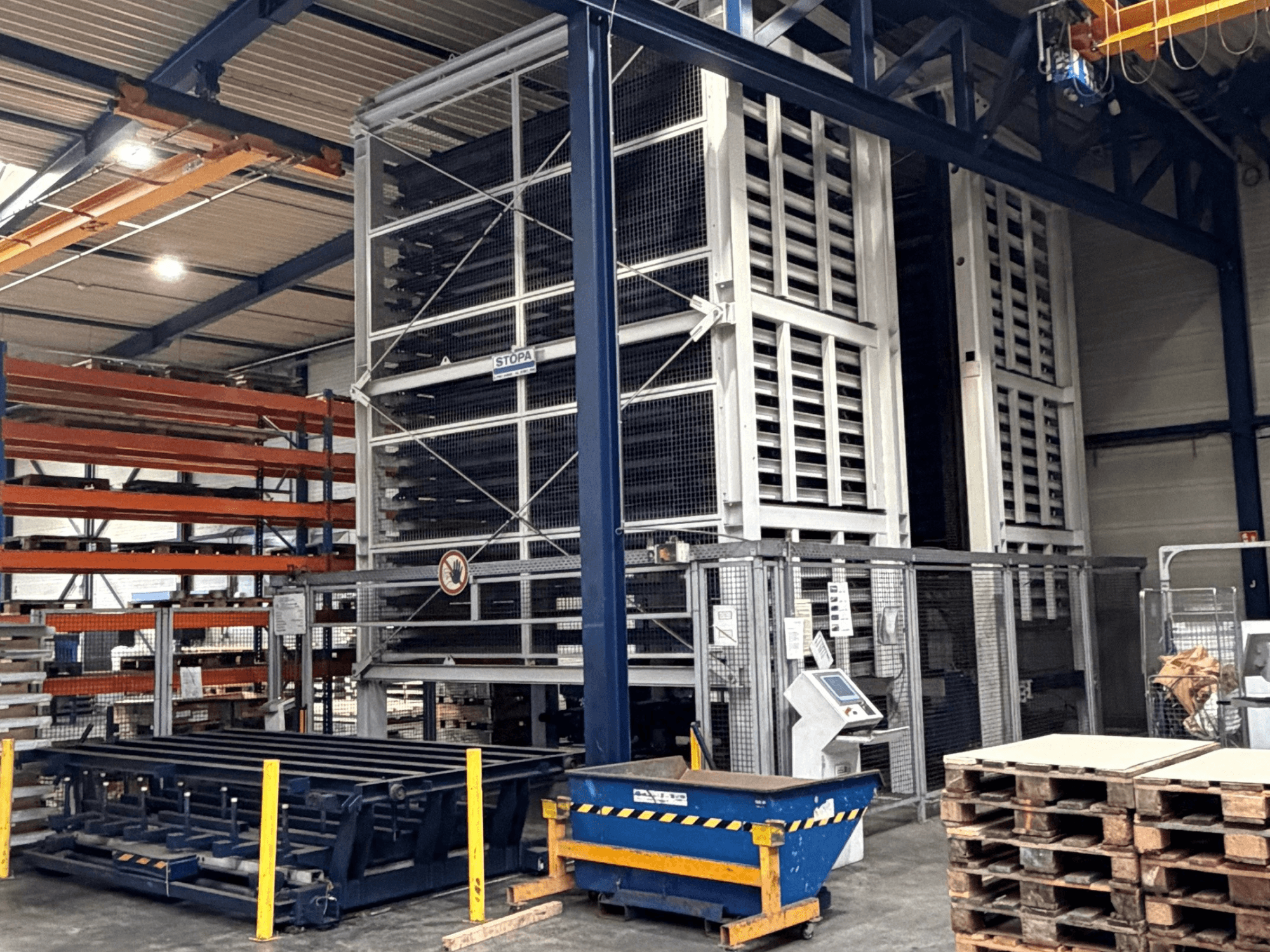 Sistema di automazione TRUMPF STOPA 4000x2000 in un magazzino, vista laterale che mostra gli scaffali e il pannello di controllo all'interno dell'area di stoccaggio.