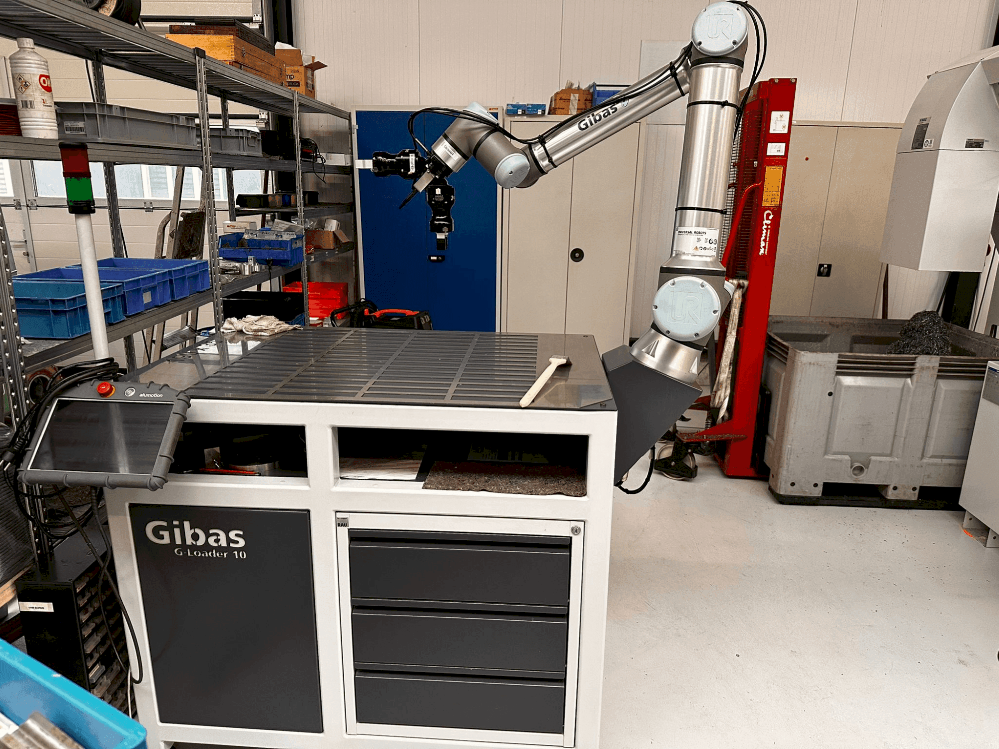 Vista frontale della macchina Universal Robots UR10e-Serie