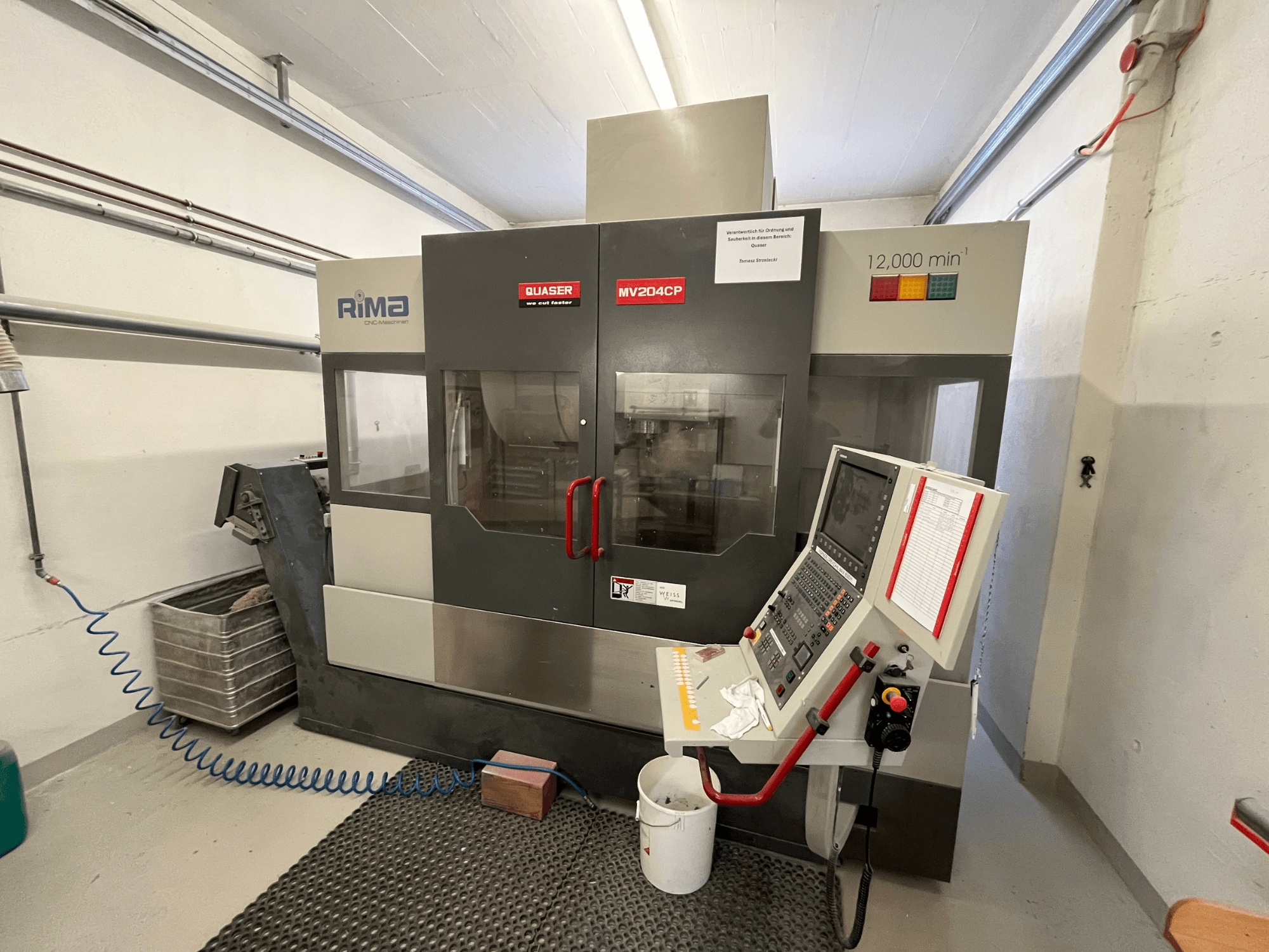 Centro di lavoro verticale Quaser MV-204 CP visto frontalmente, con pannello di controllo e dettagli operativi.