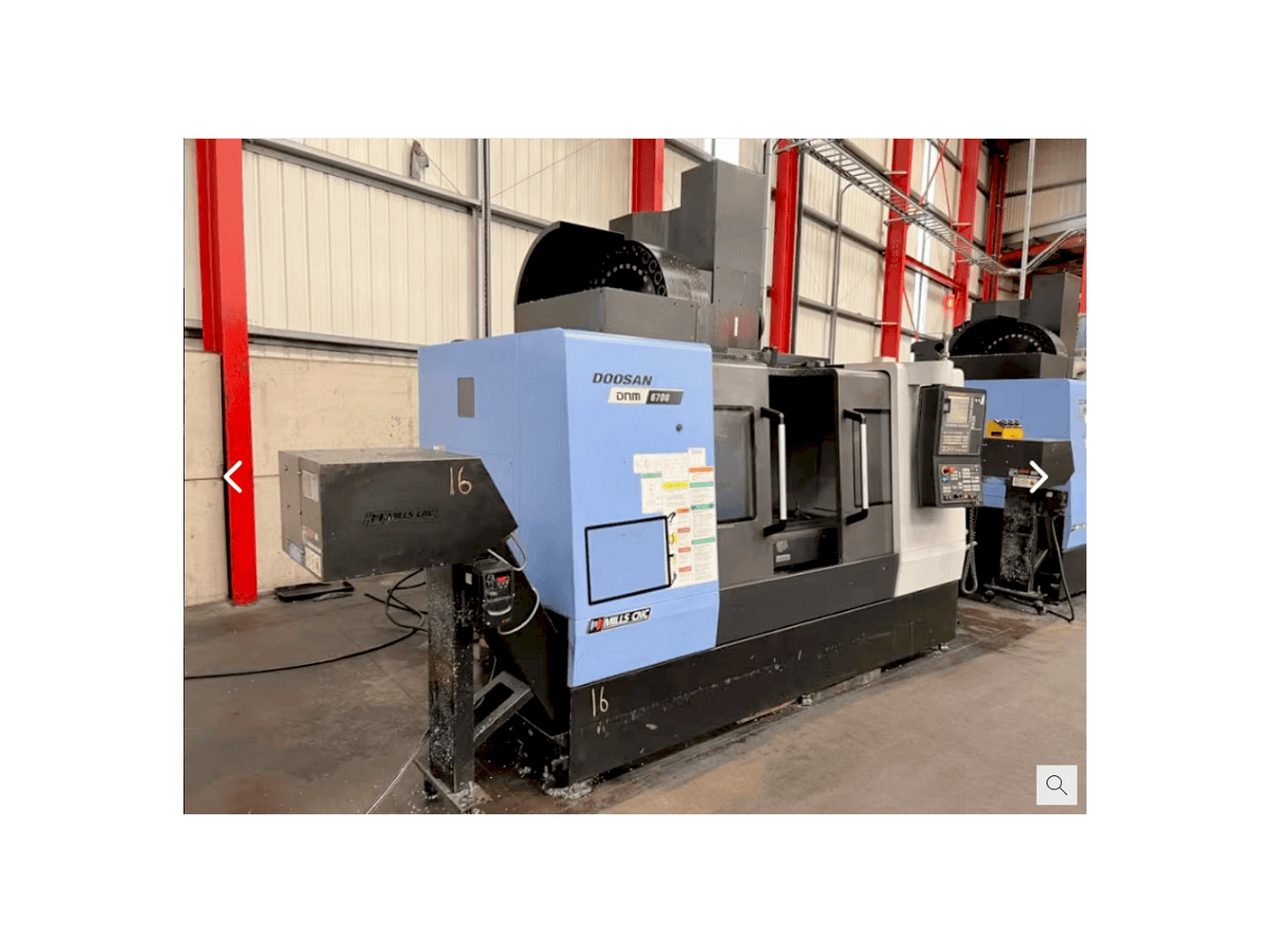 Vista frontale della macchina Doosan DNM 6700