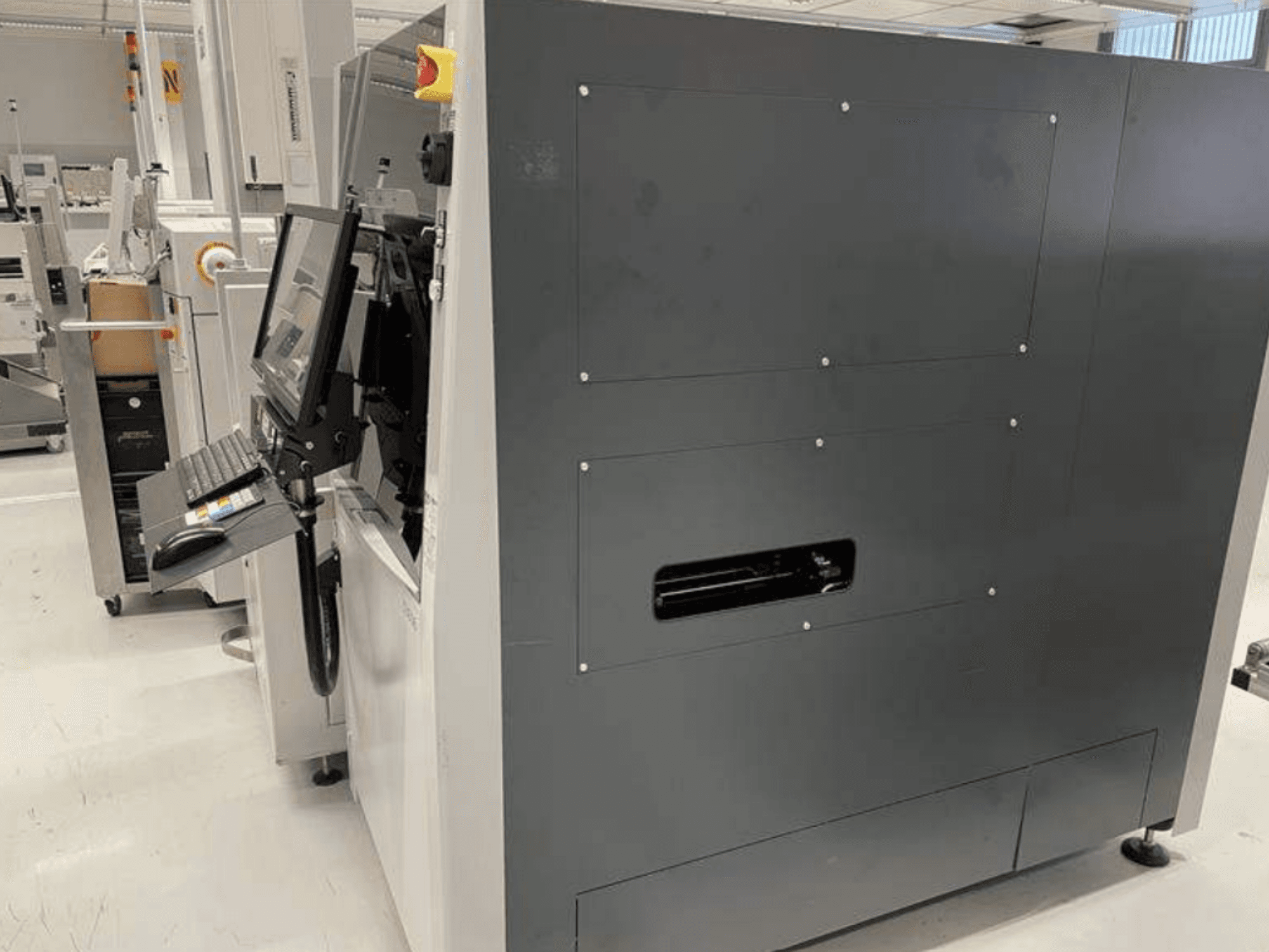 Macchina di misurazione ottica VISCOM S3016, vista laterale, dotata di monitor, tastiera e interfaccia a pulsanti per misurazioni di precisione.