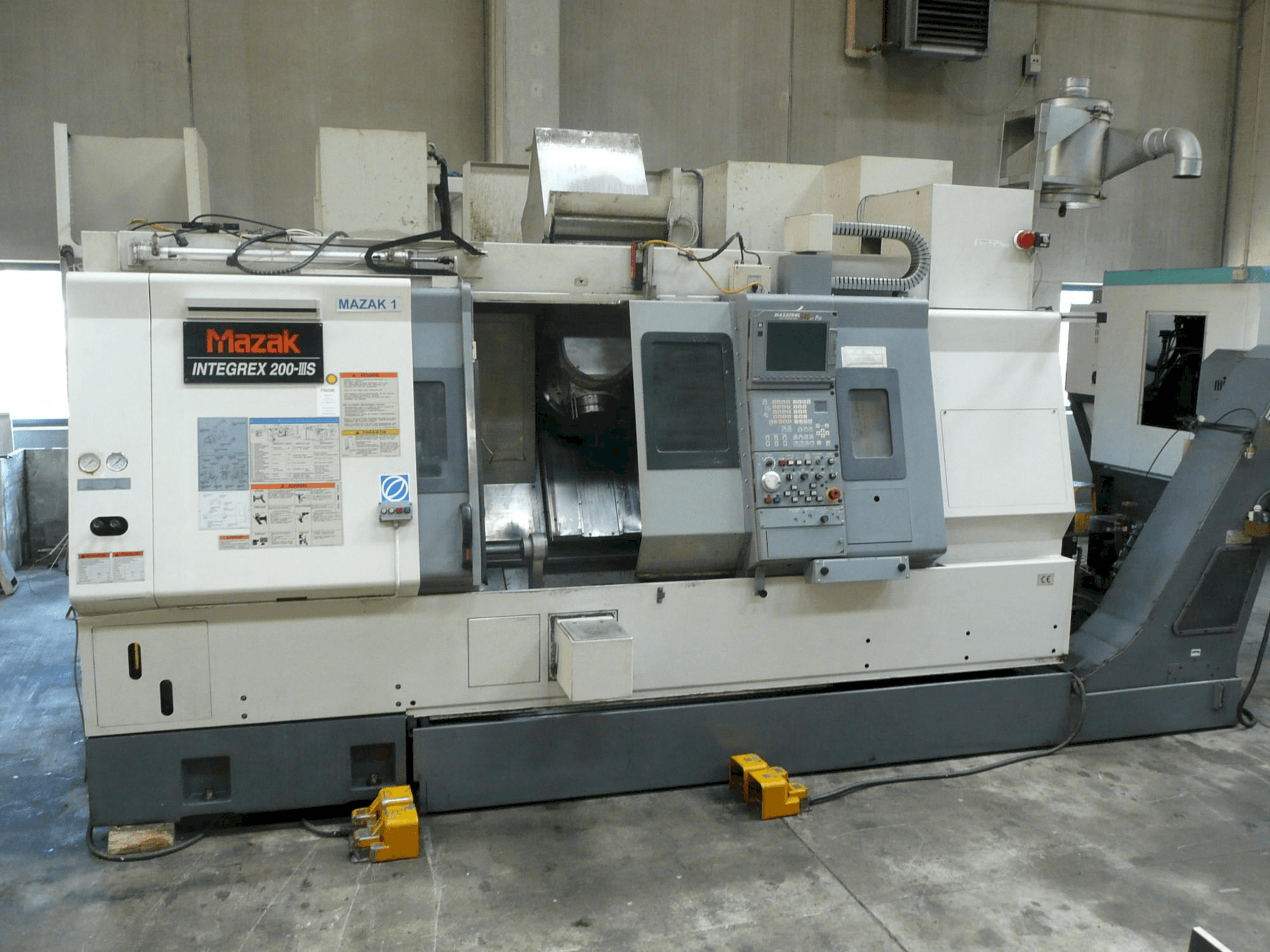 Vista frontale della macchina Mazak INTEGREX 200-IIIS