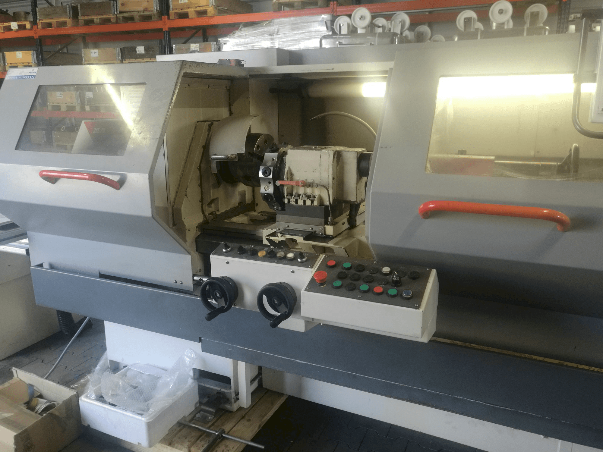 Vista frontale della macchina KOVOSVIT MAS MT 54 CNC