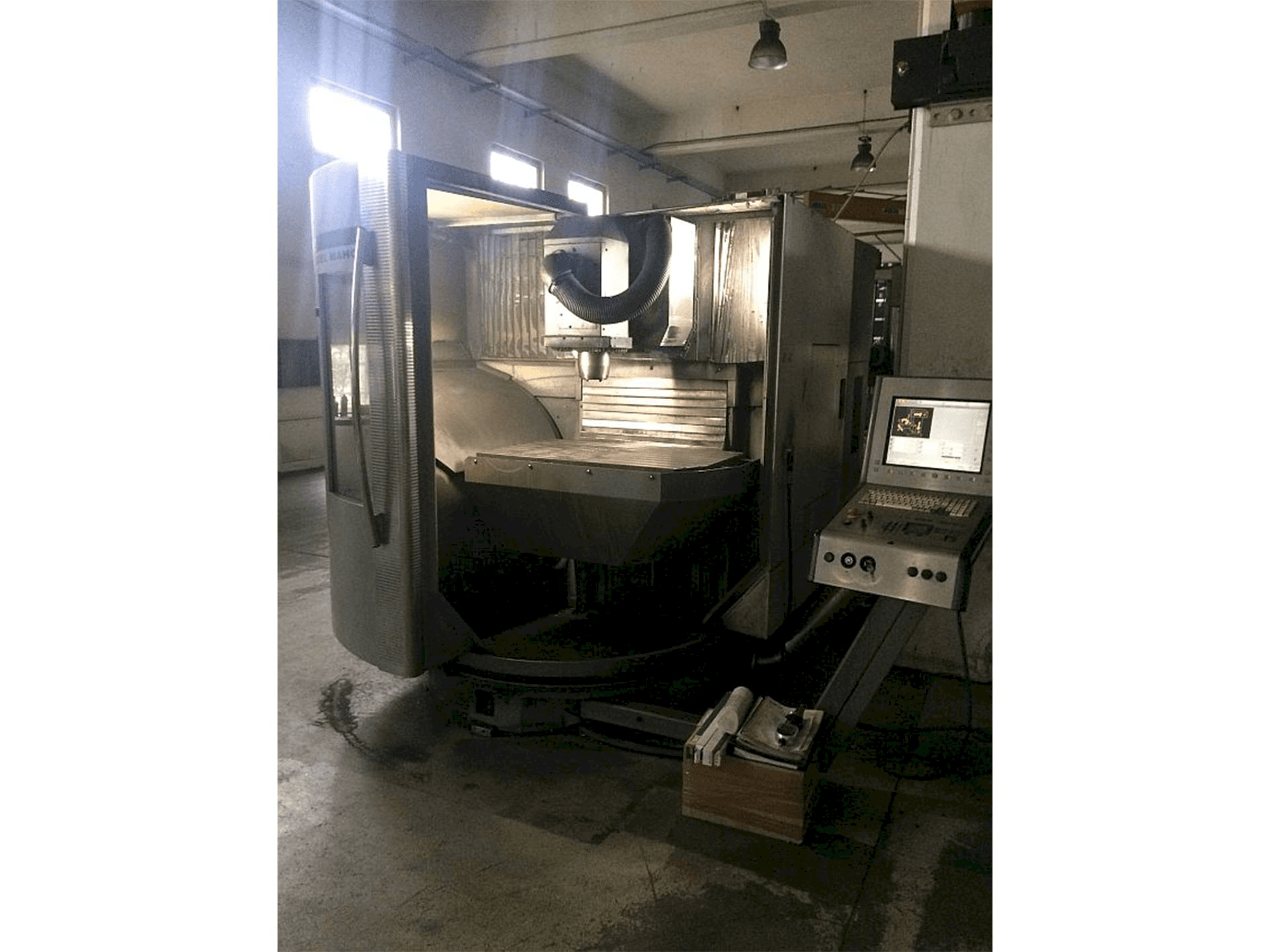 Vista frontale della macchina DMG 60T