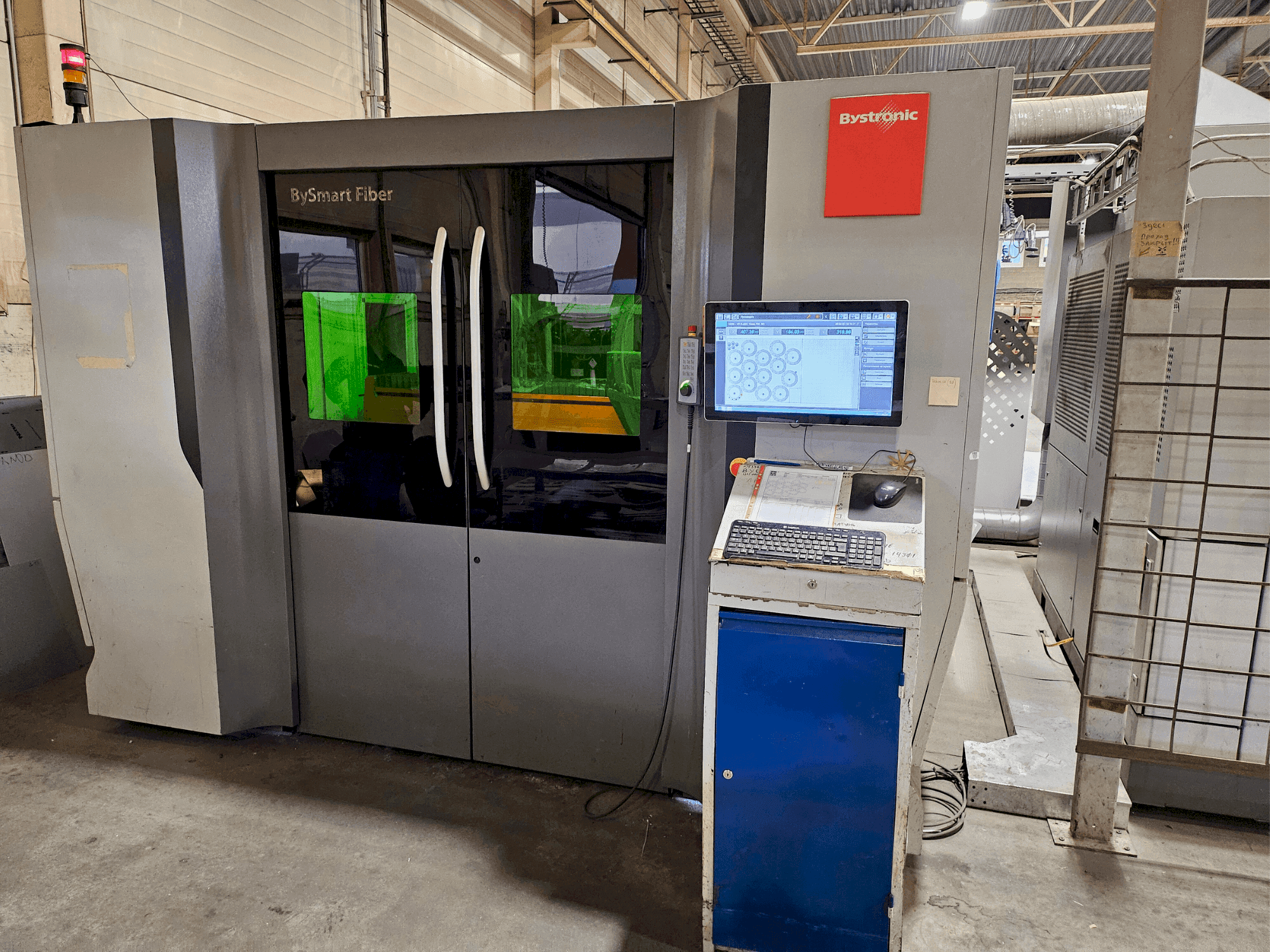 Vista frontale della macchina Bystronic BySmart Fiber 3015 6KW