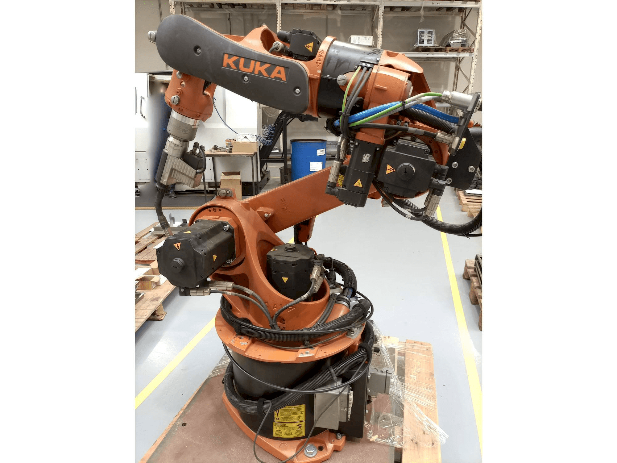 Vista frontale della macchina KUKA KR16 ARC HW