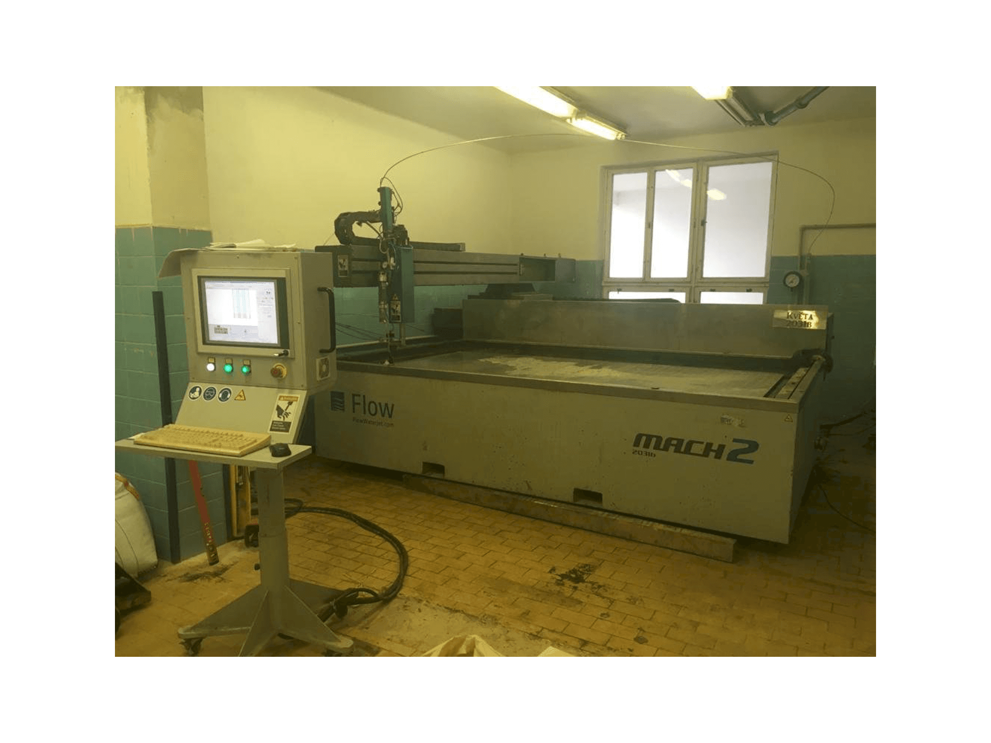 Vista frontale della macchina Flow Mach 2-3120b