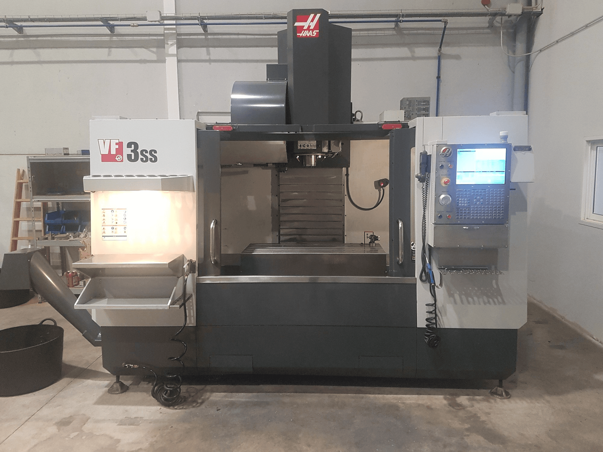 Vista frontale della macchina HAAS VF- 3SS