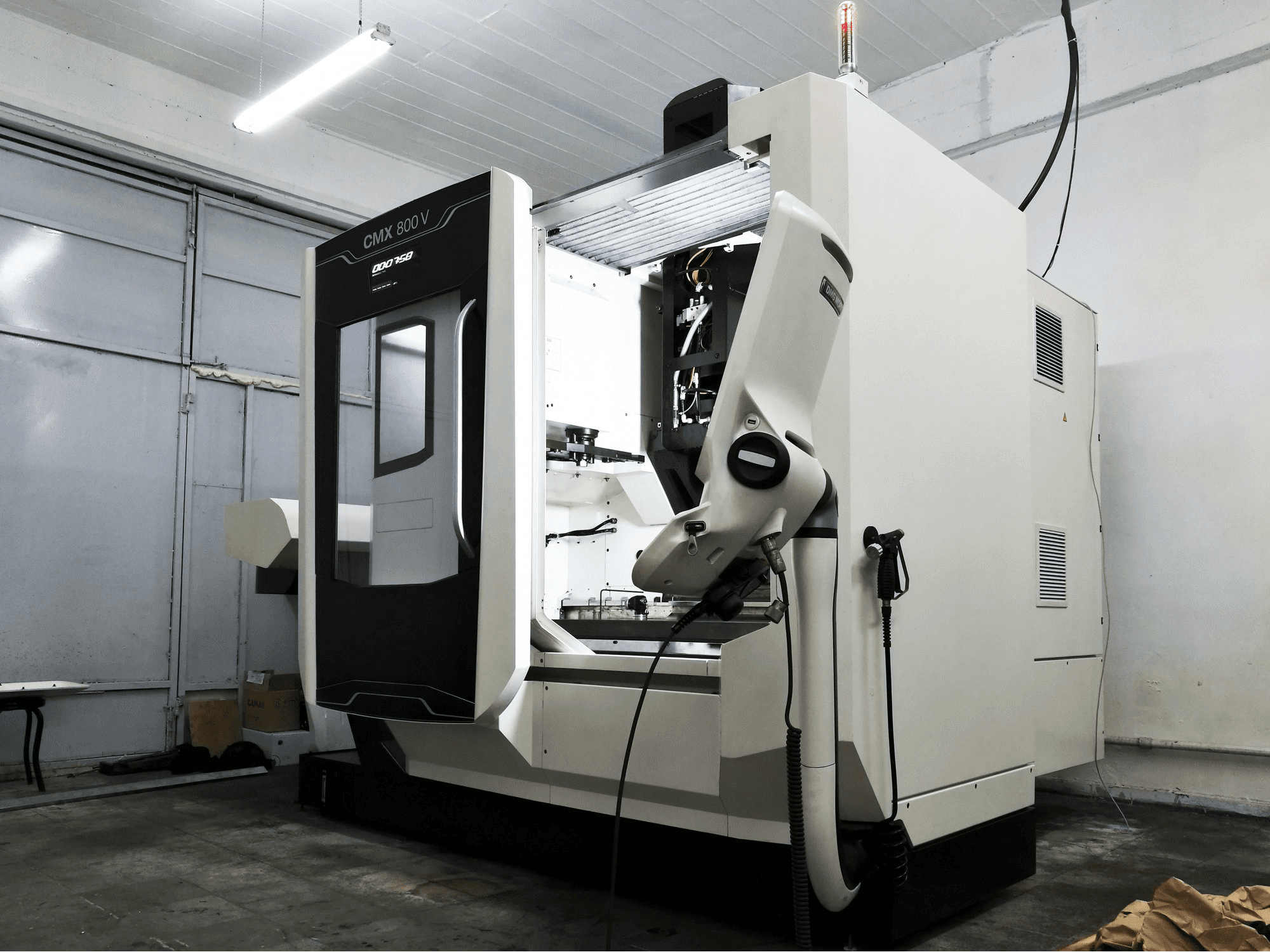 Vista lato destro della macchina DMG MORI CMX 800 V