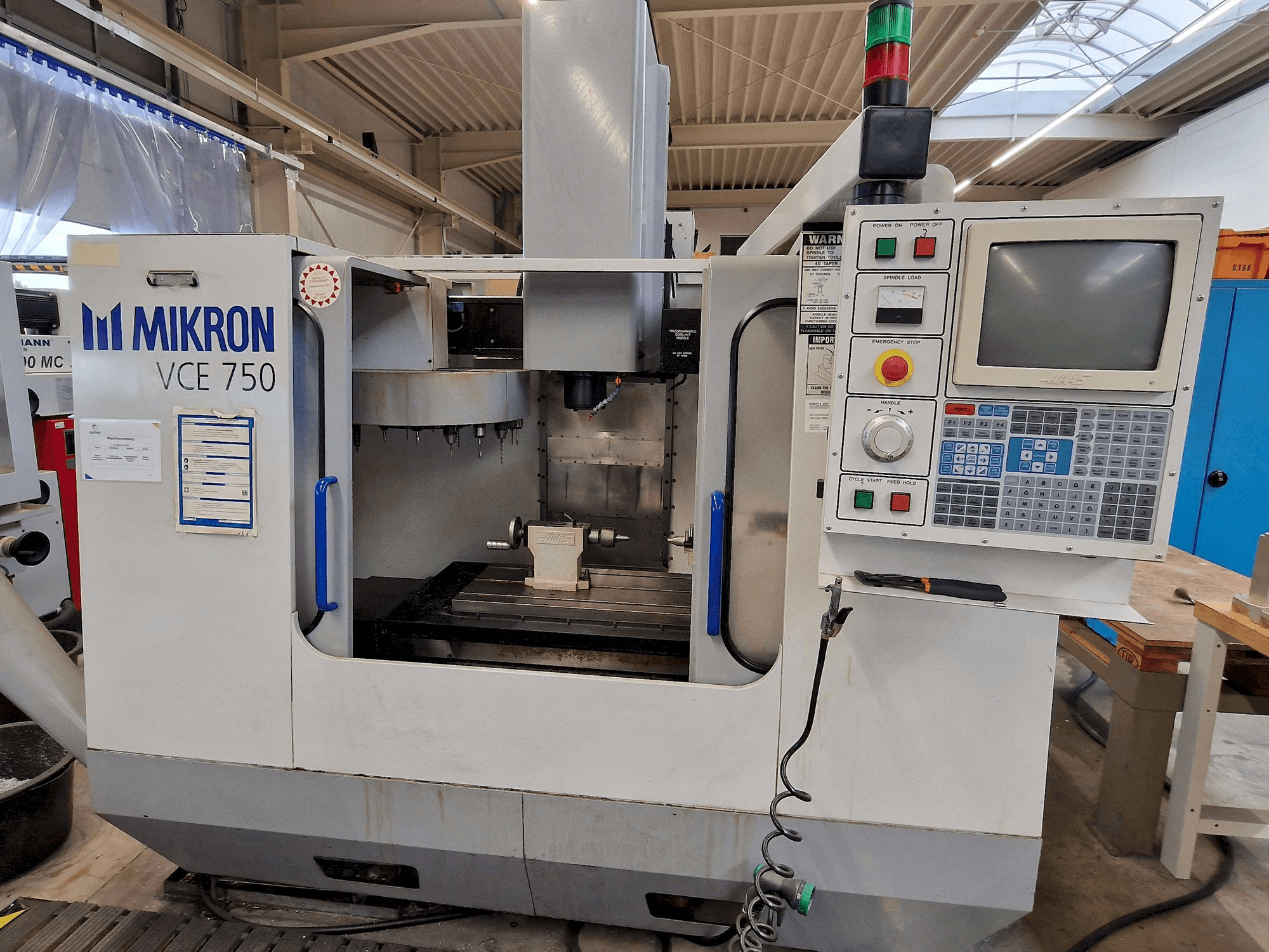Vista frontale della macchina MIKRON Vce 750
