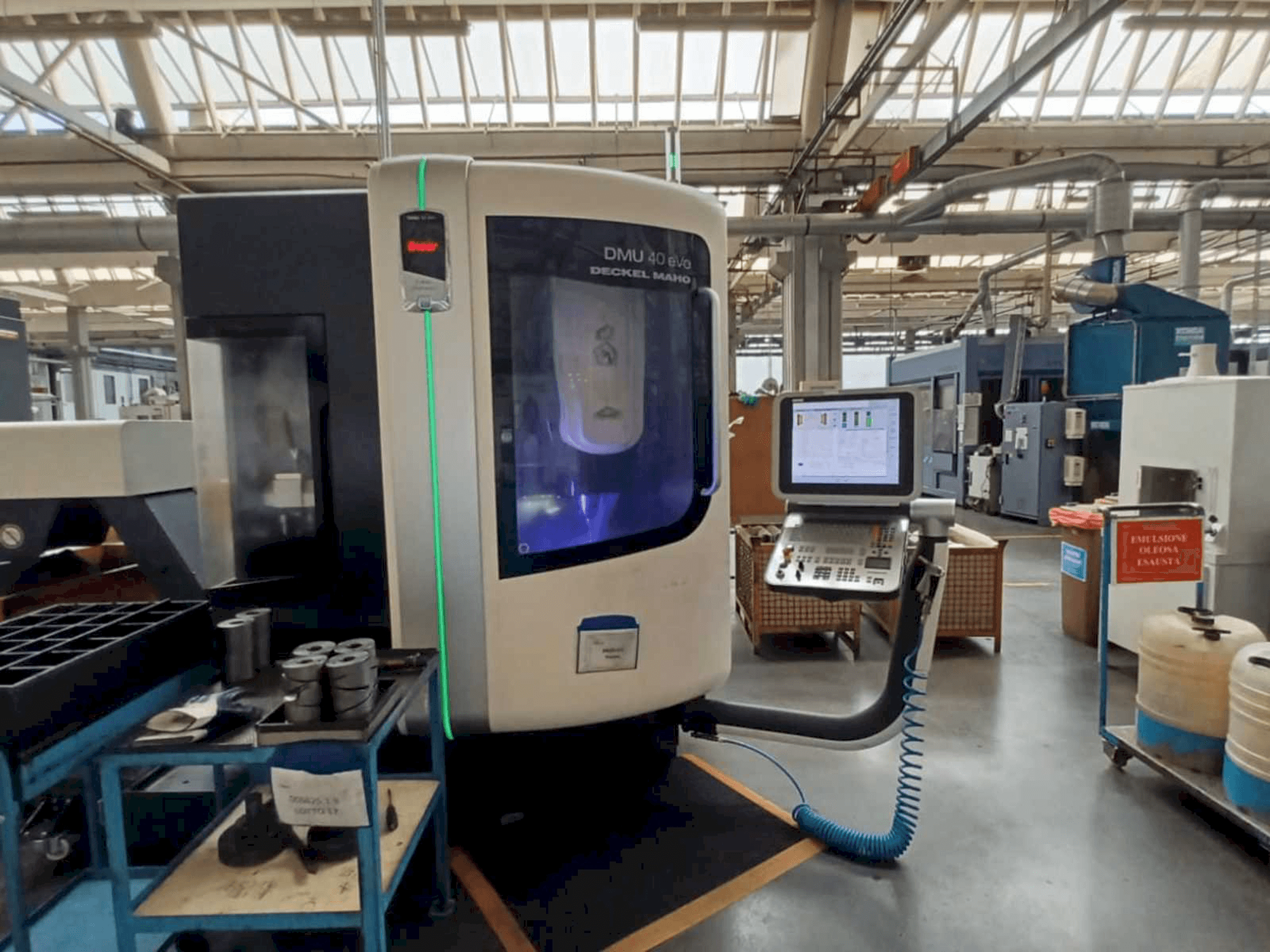 Vista frontale della macchina DMG DMU 40 evo