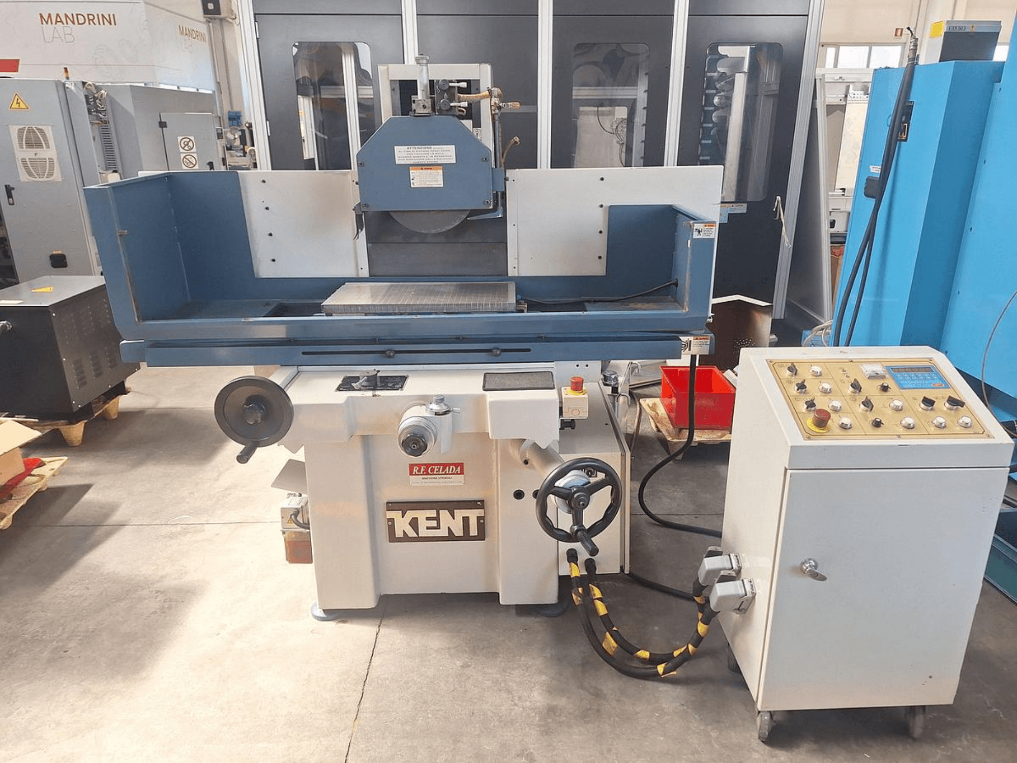 Rettificatrice piana Kent KGS-63 SD vista frontale, con pannello di comando e piano di lavoro su cui è montata la mola.