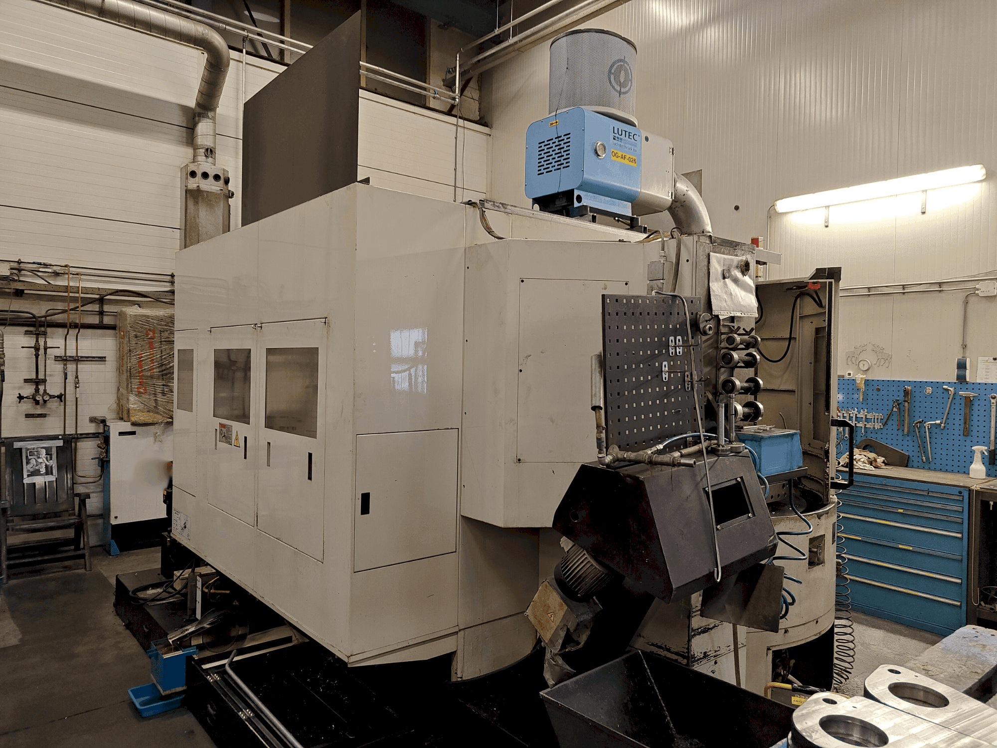 Vista frontale della macchina Hurco HTX 500