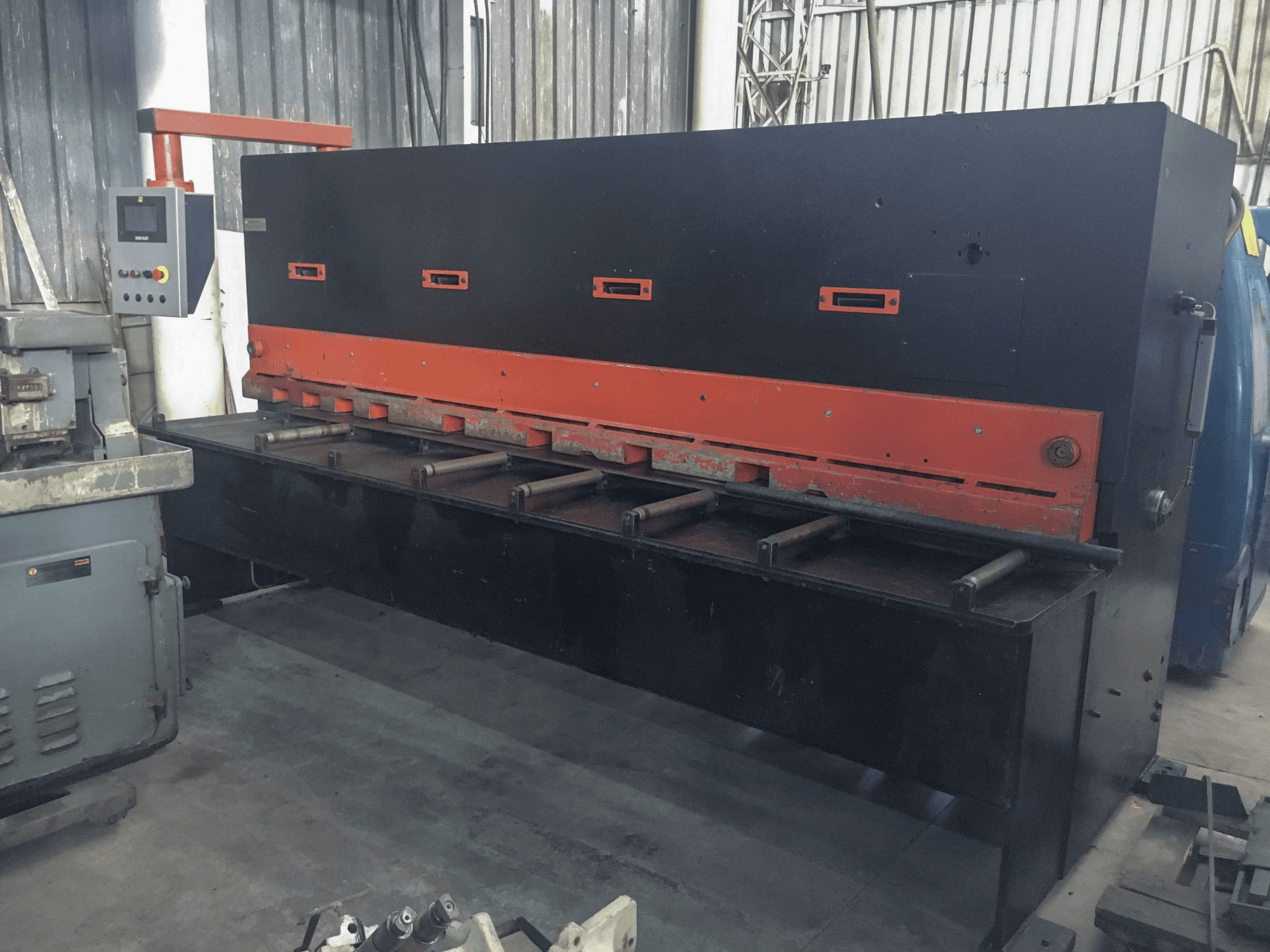 Vista lato destro della macchina Durma DHGM 3006