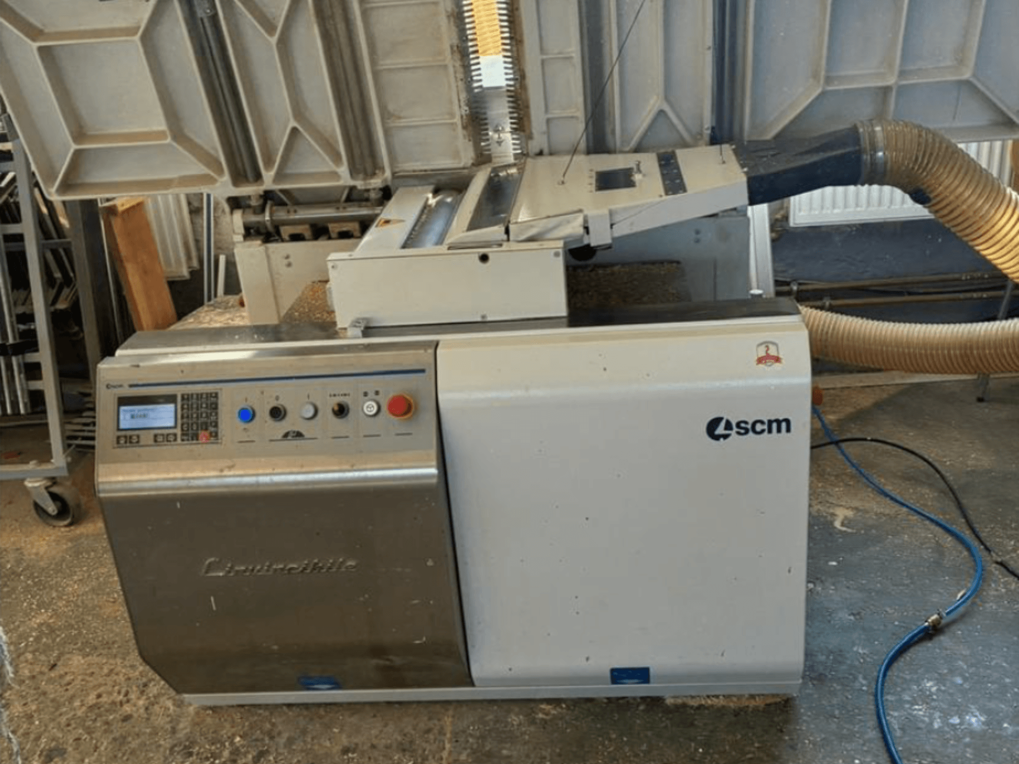 Macchina bordatrice SCM Centauro in vista frontale, con pannello di controllo, tubo di aspirazione e area di lavoro aperta per l'applicazione dei bordi.