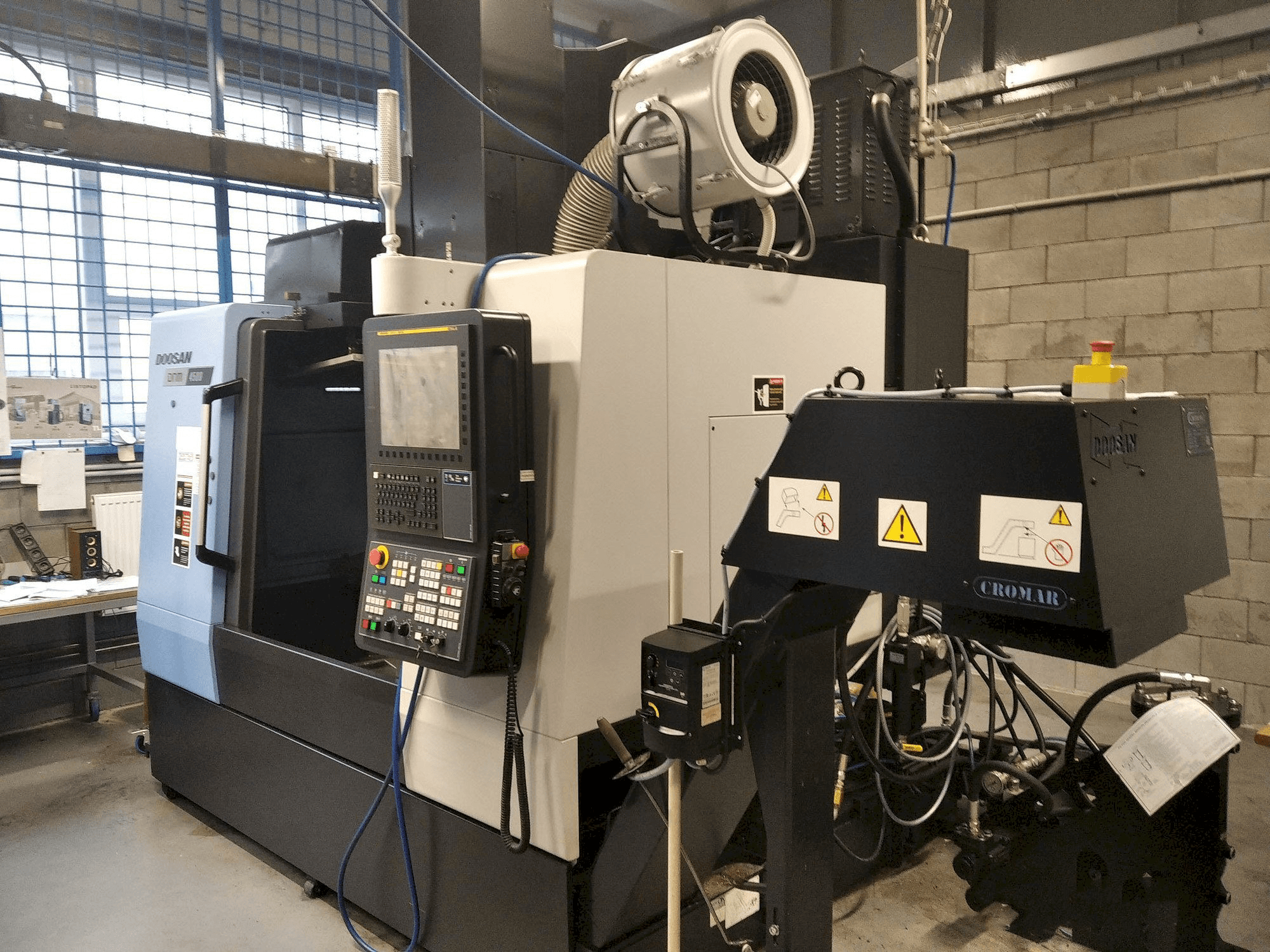 Vista frontale della macchina DOOSAN DNM 4500