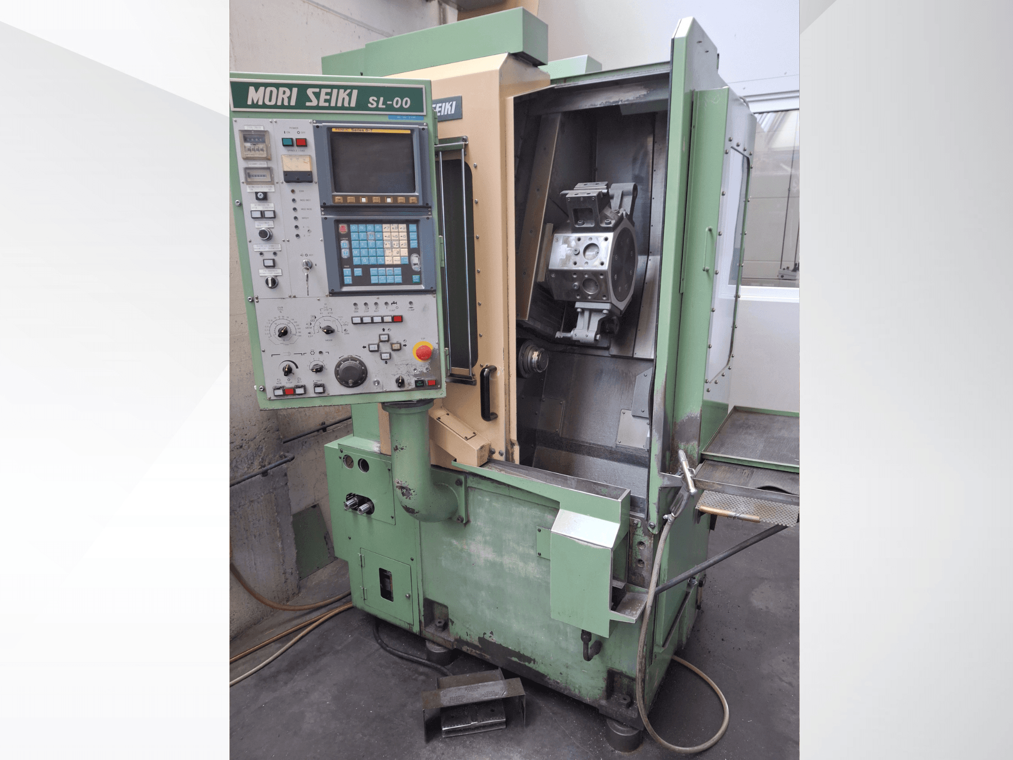 Tornio orizzontale DMG Mori Seiki SL-00, con pannello di controllo e vista frontale aperta dell'area di lavoro con un pezzo visibile.