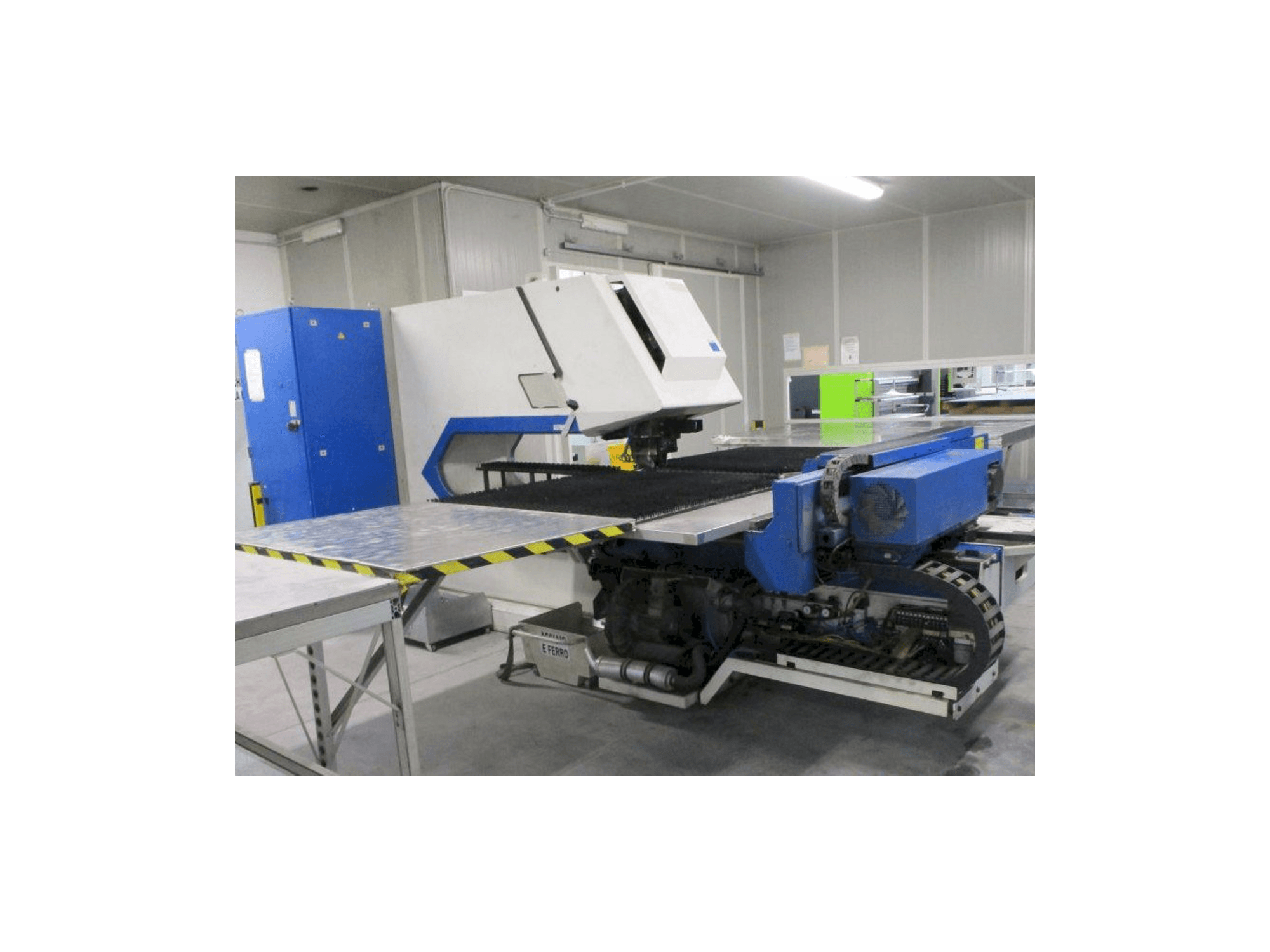 Vista frontale della macchina Trumpf Trumatic 2000R