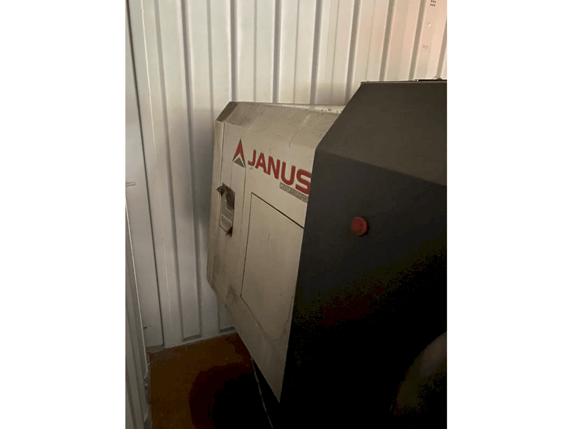 Vista frontale della macchina JANUS TK610/1350 CNC