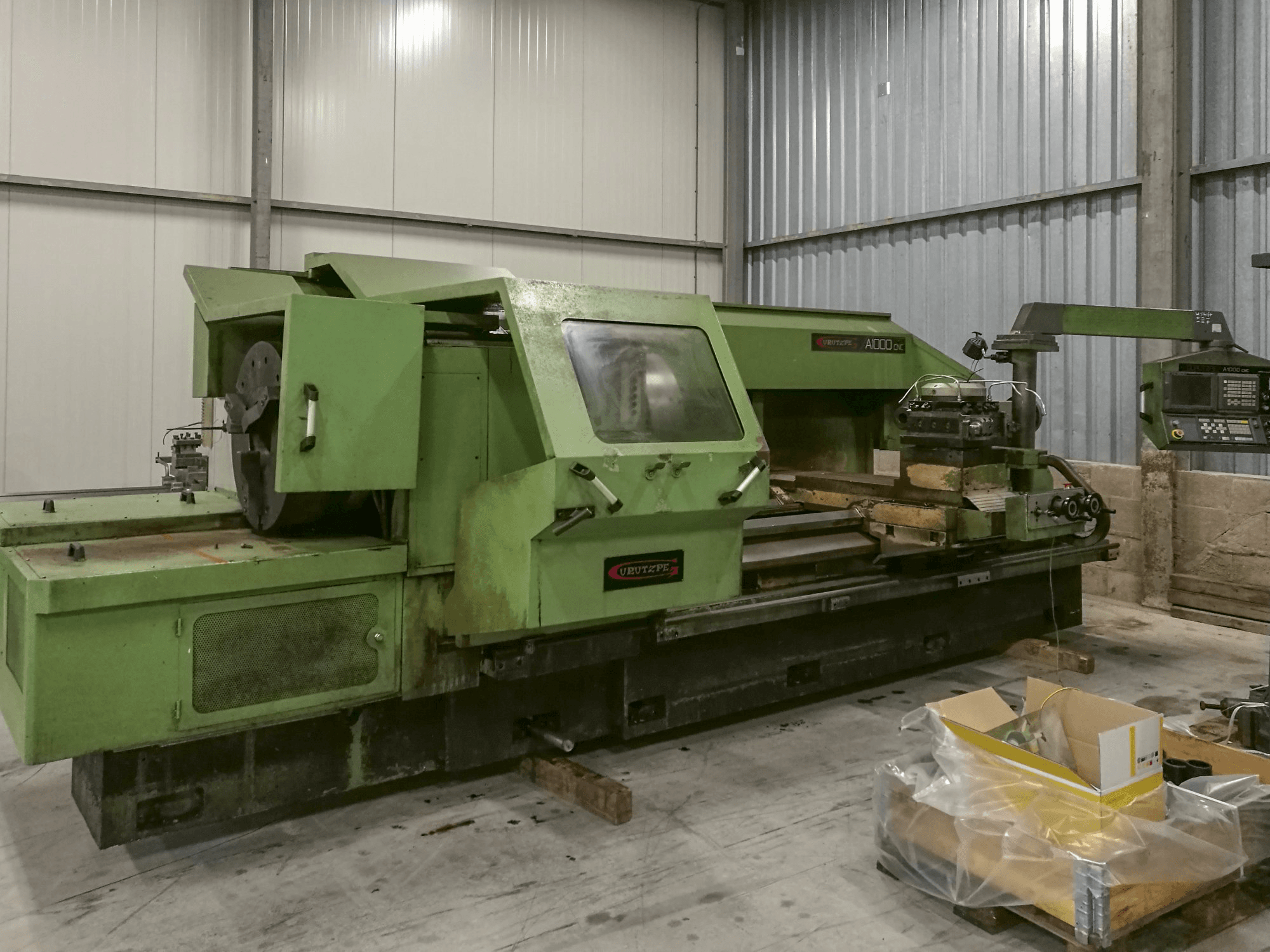 Vista frontale della macchina Gurutzpe A-1000 CNC