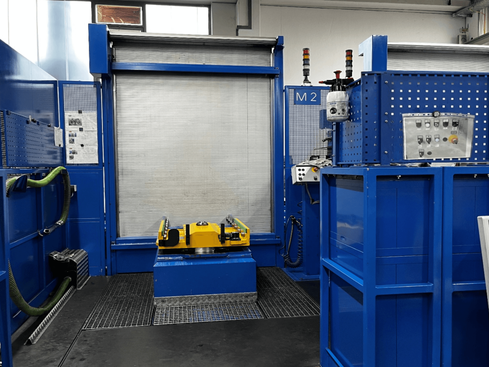 Centro di lavoro orizzontale BW MCX750 M2 vista frontale, con pannelli blu, piano di lavoro giallo e unità di controllo.