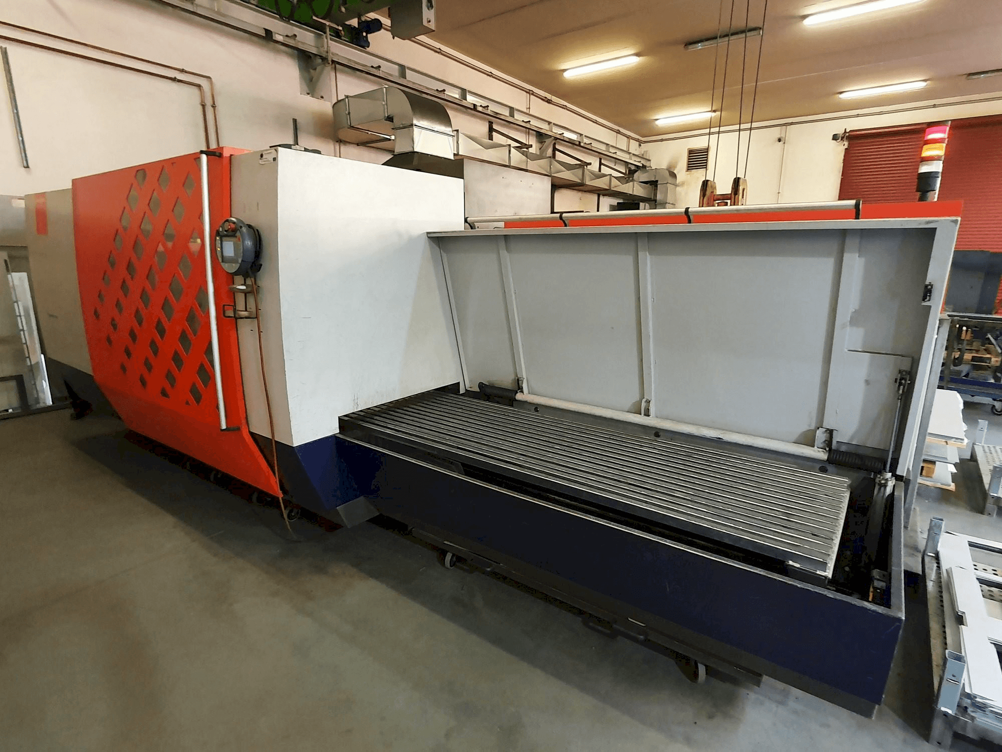 Vista frontale della macchina Bystronic ByVention 3015