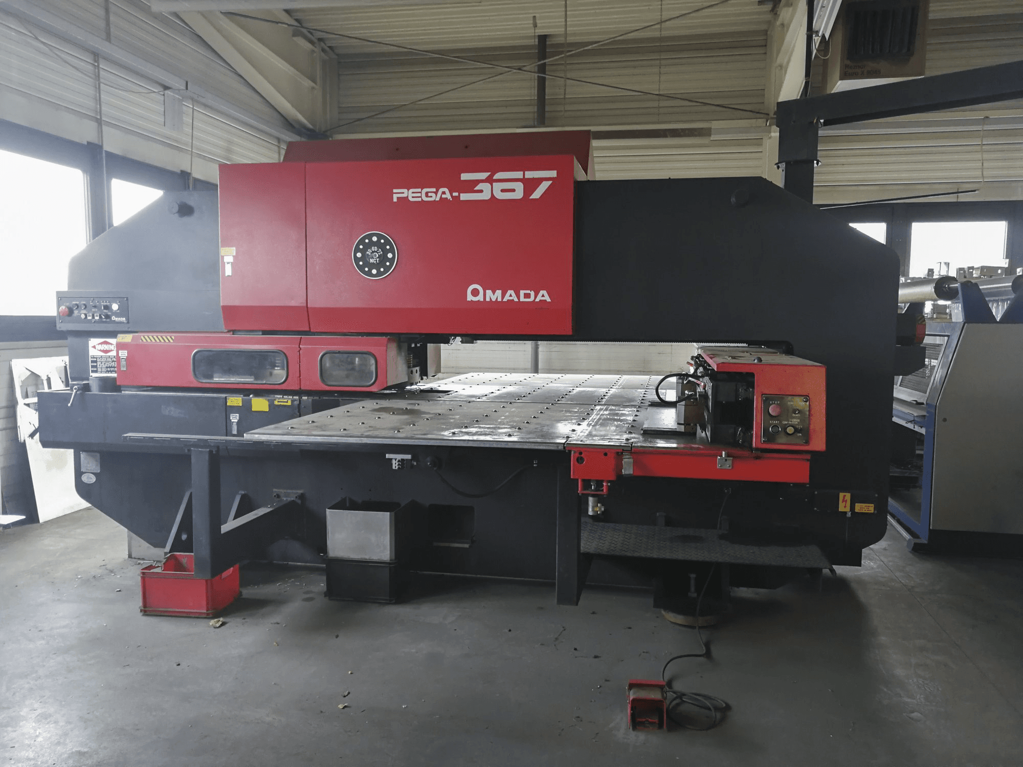 Vista frontale della macchina AMADA PEGA 367