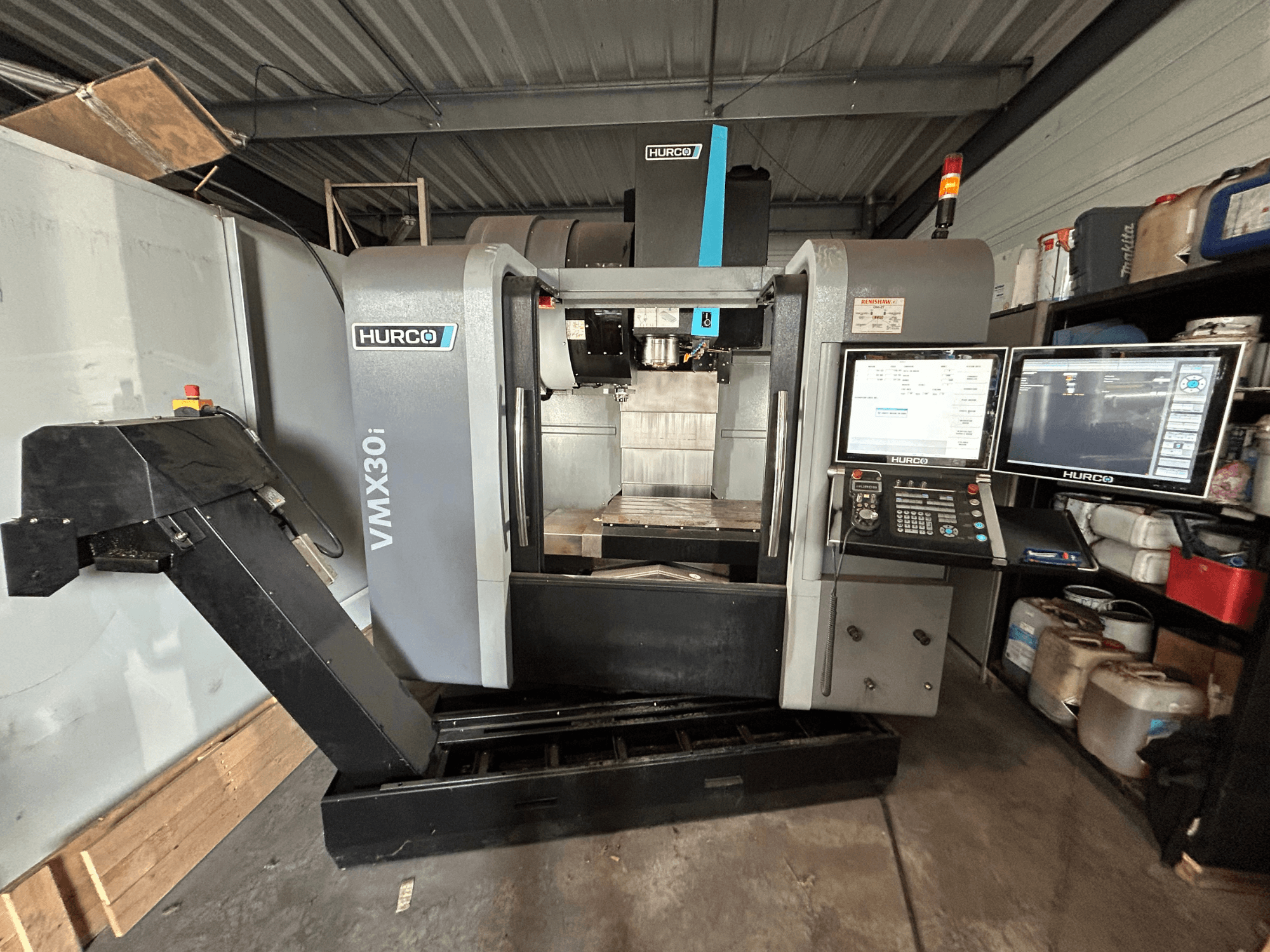 Centro di lavoro verticale Hurco VMX30i, vista frontale con doppio monitor e comandi, che mostra un'area di lavoro pulita.