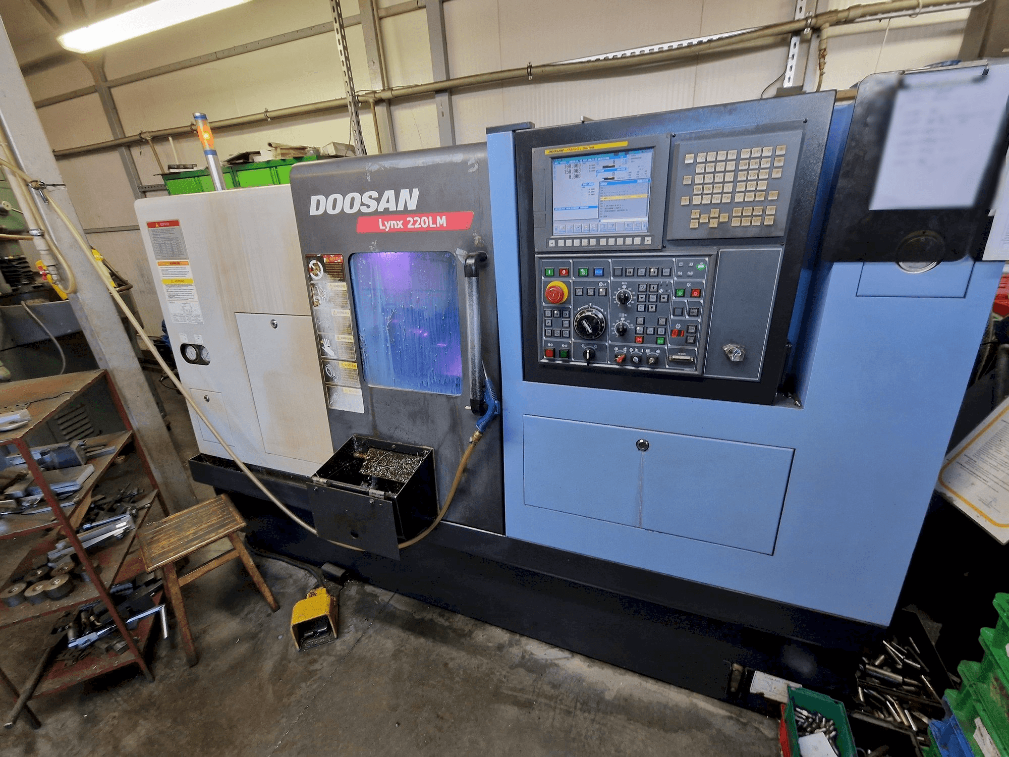 Vista frontale della macchina Doosan LYNX 220 LMC