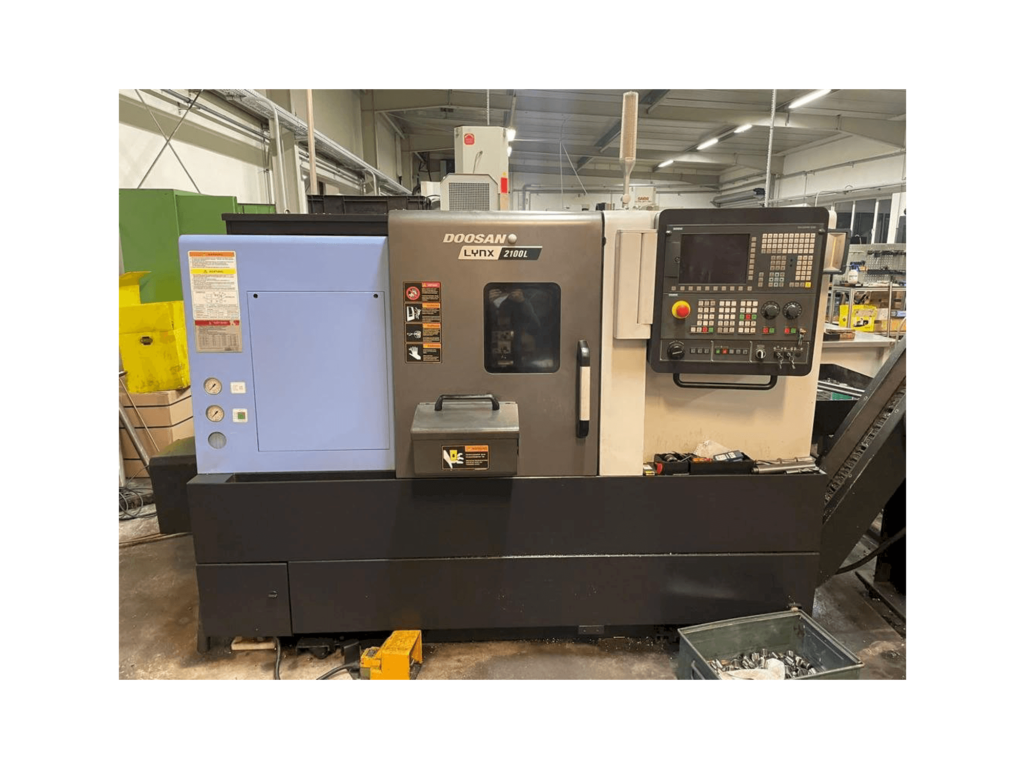 Vista frontale della macchina Doosan Lynx 2100LB