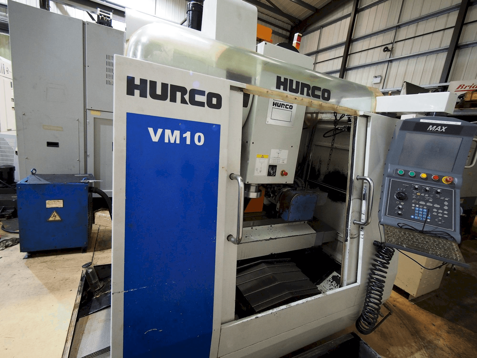 Vista frontale della macchina Hurco VM10