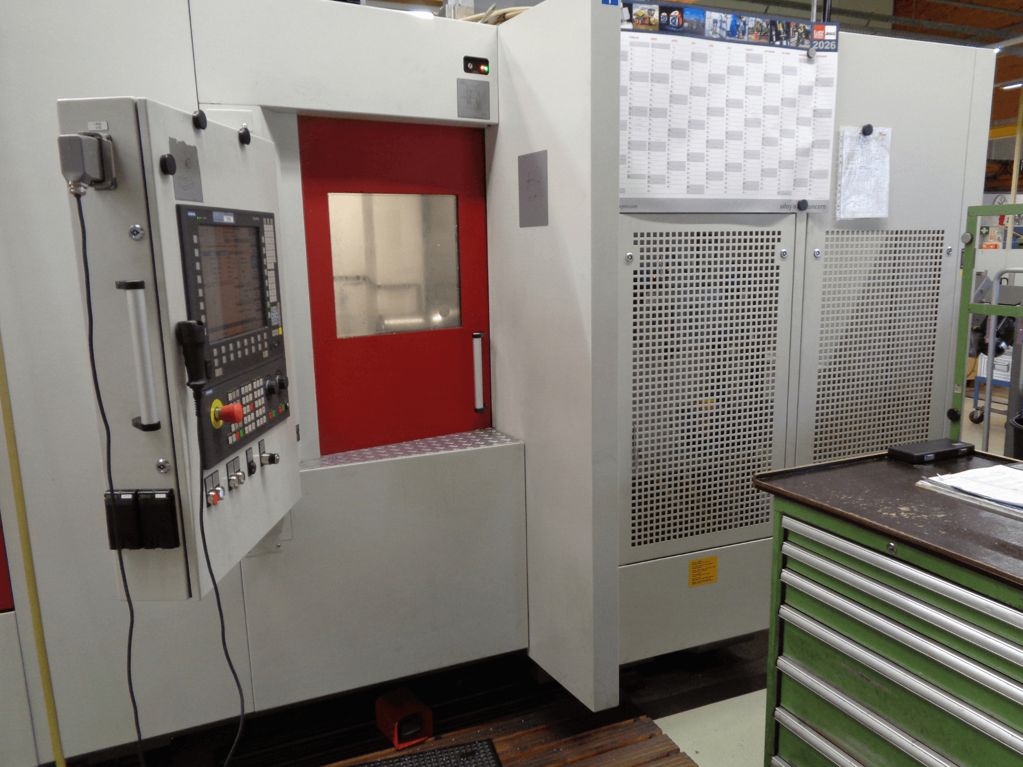Centro di lavoro orizzontale Starrag Heckert HEC 400 D, vista laterale, con pannello di controllo e porta di accesso con finiture rosse.