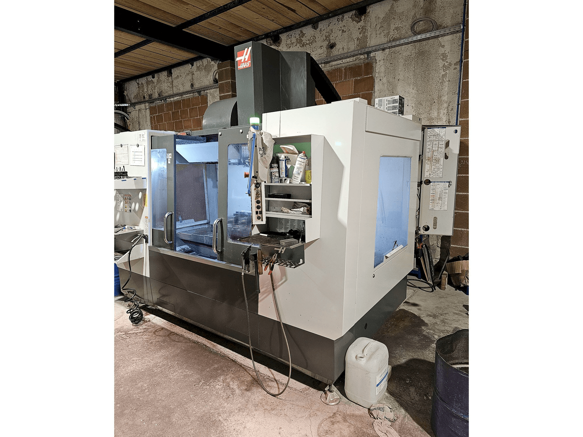 Vista frontale della macchina HAAS VM3