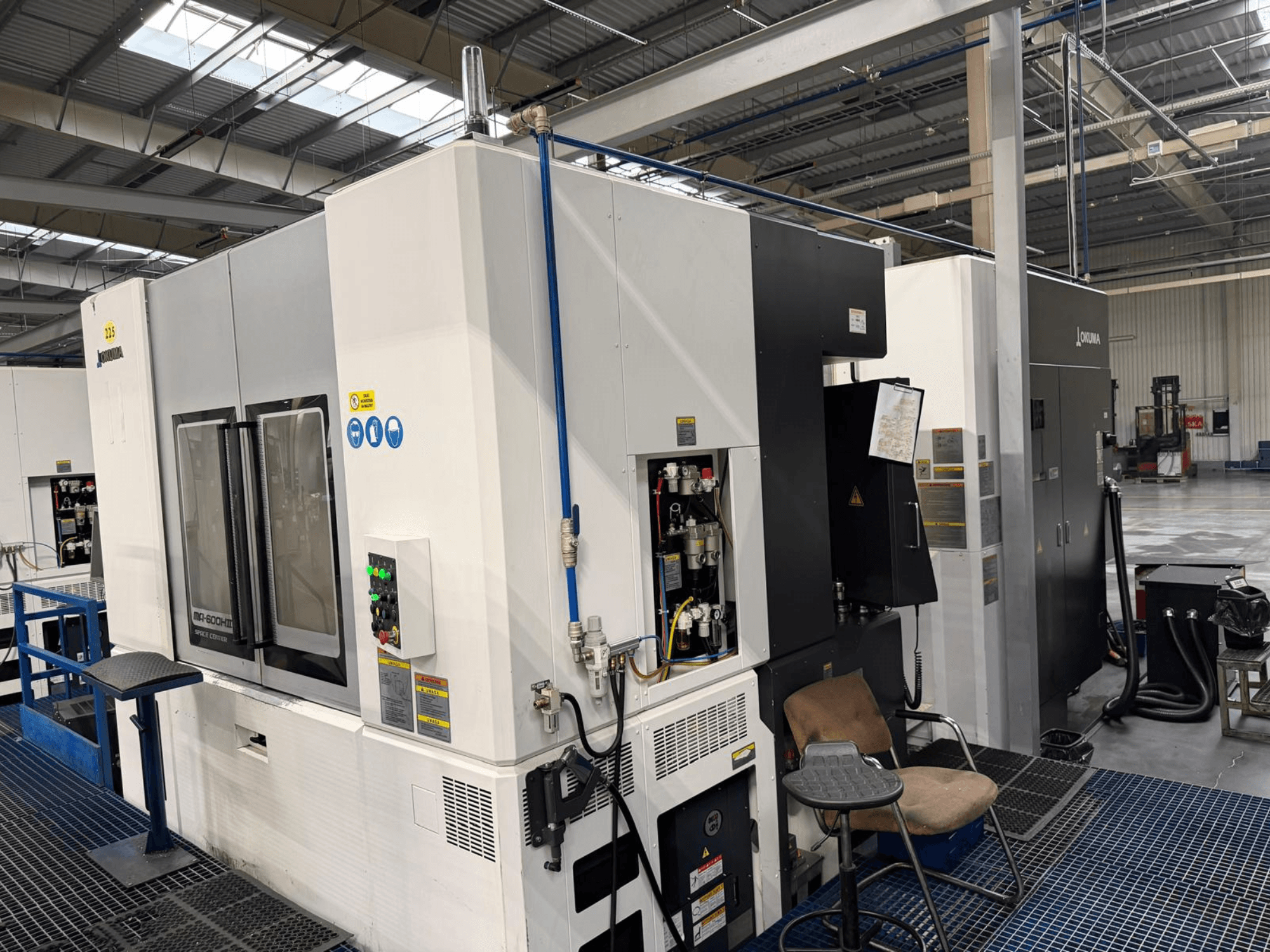 Centro di lavoro orizzontale Okuma MA 600H II, vista frontale, con pannello di controllo e indicatori operativi.