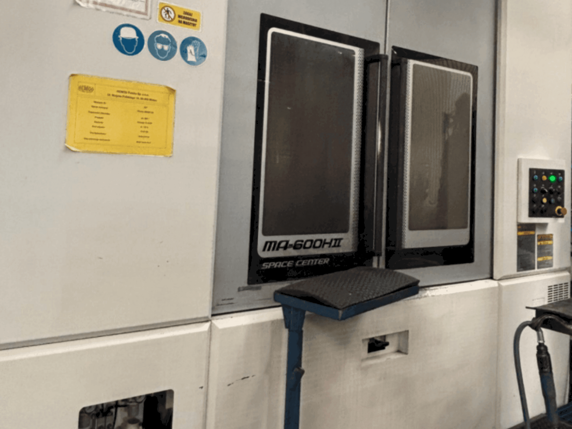 Vista frontale della macchina Okuma MA 600H II