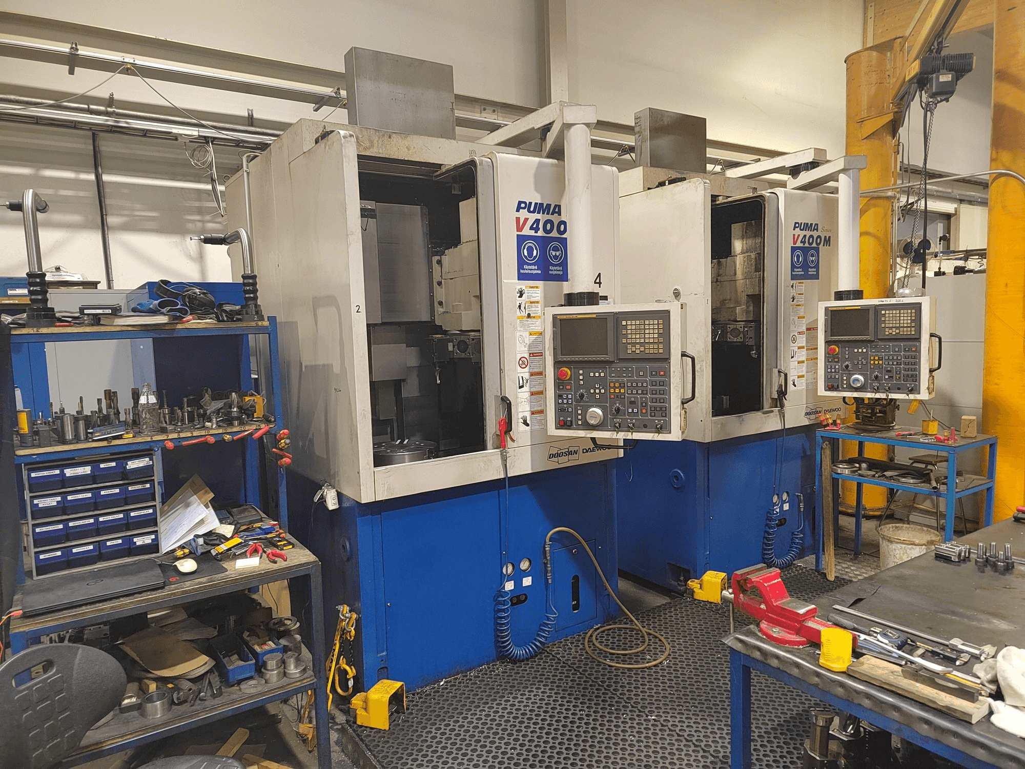 Vista frontale della macchina Doosan Puma V400M