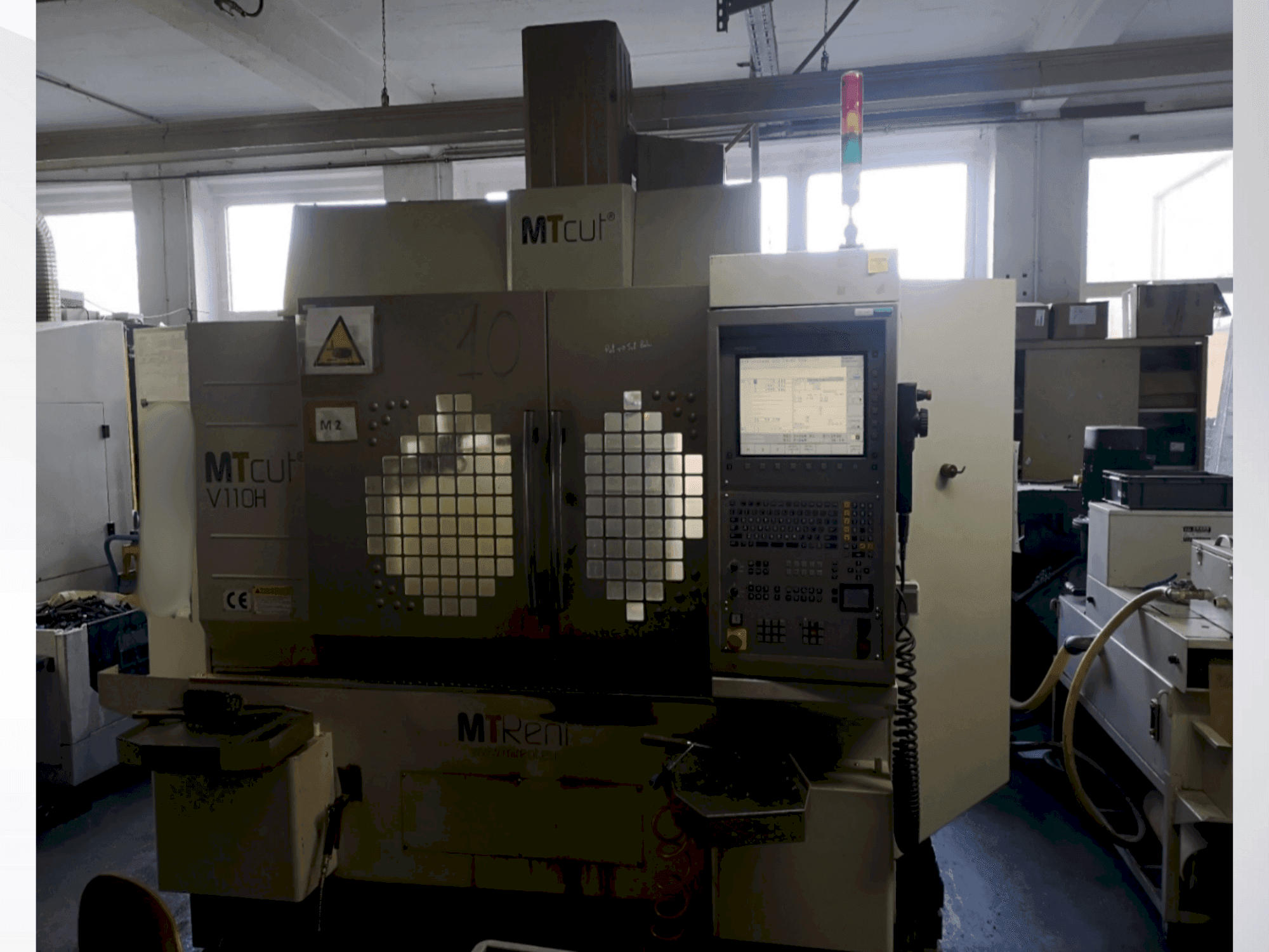 Vista frontale della macchina MTcut V110H