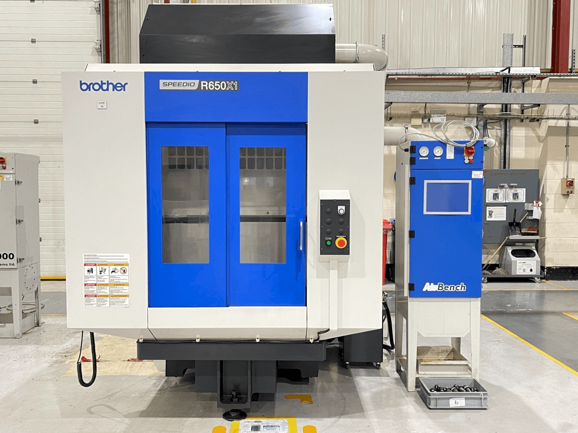 Vista frontale della macchina Brother SPEEDIO R650X1