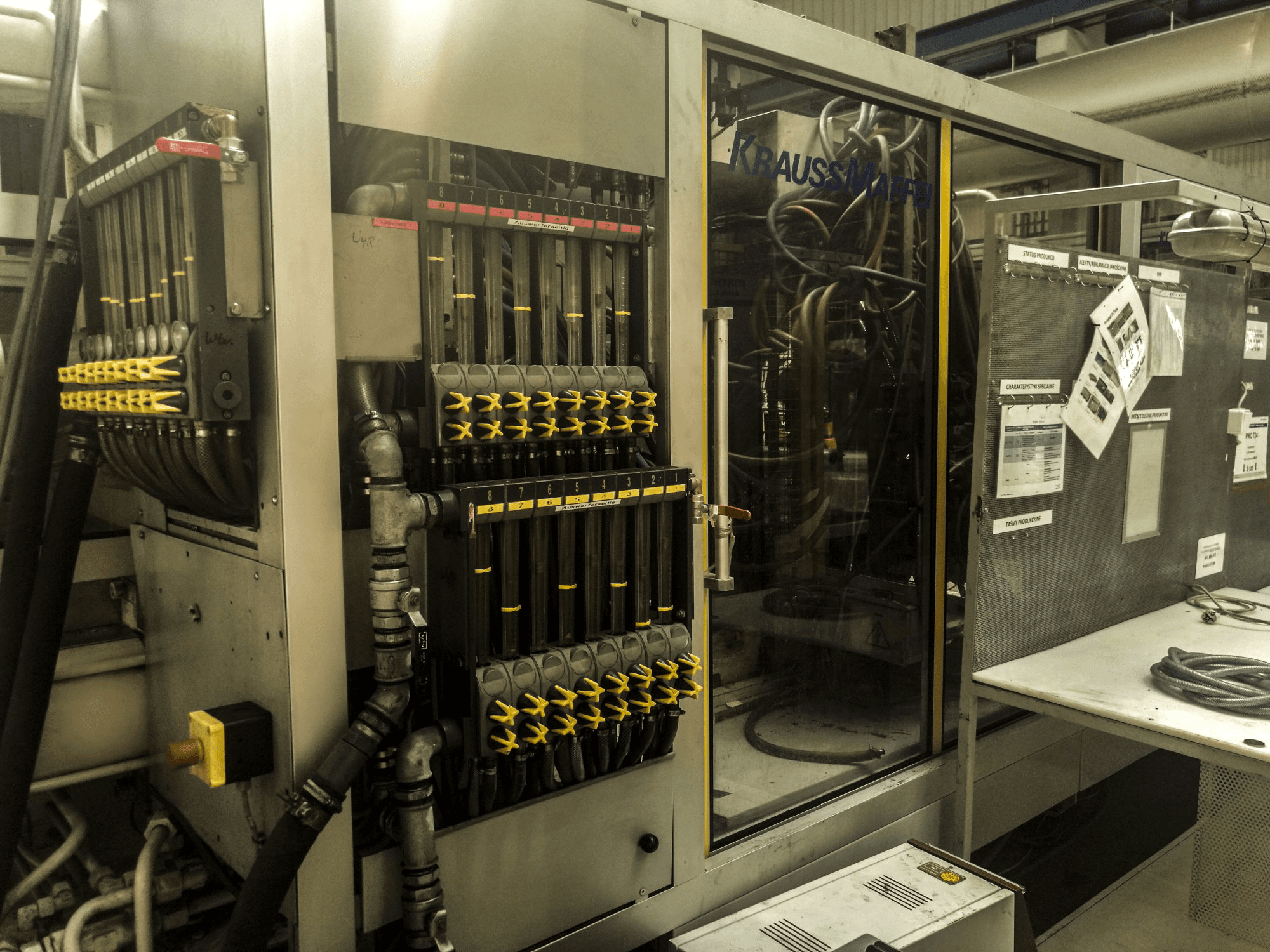 Vista frontale della macchina Krauss Maffei 800-8000 MC