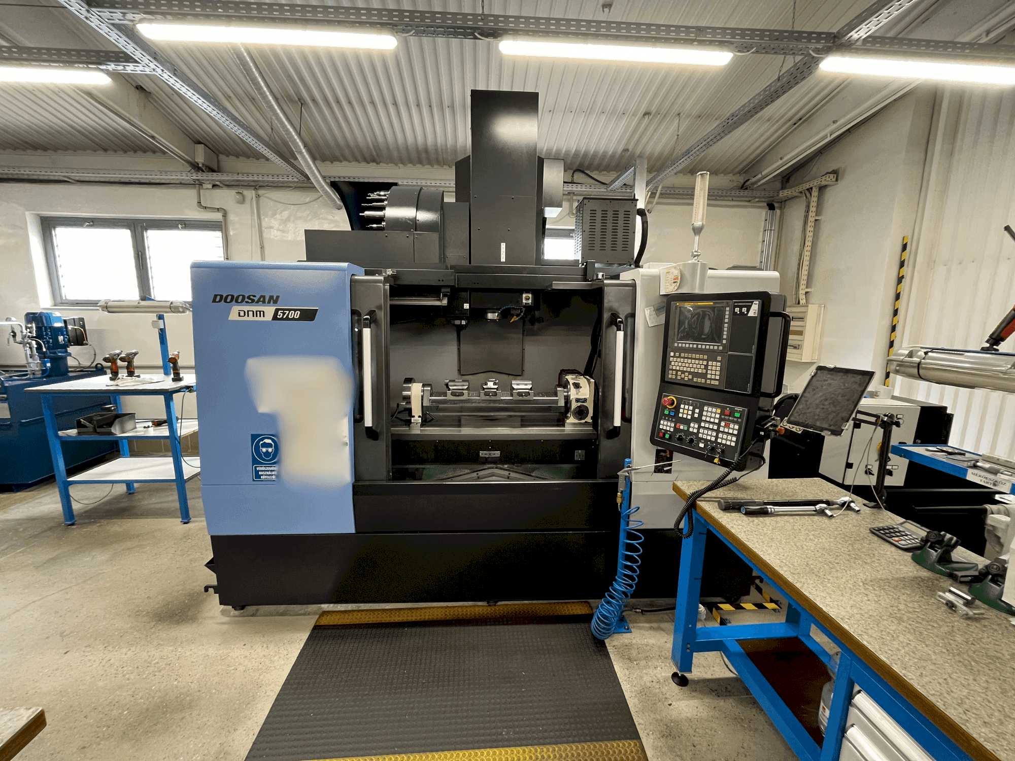 Vista frontale della macchina DOOSAN DNM 5700