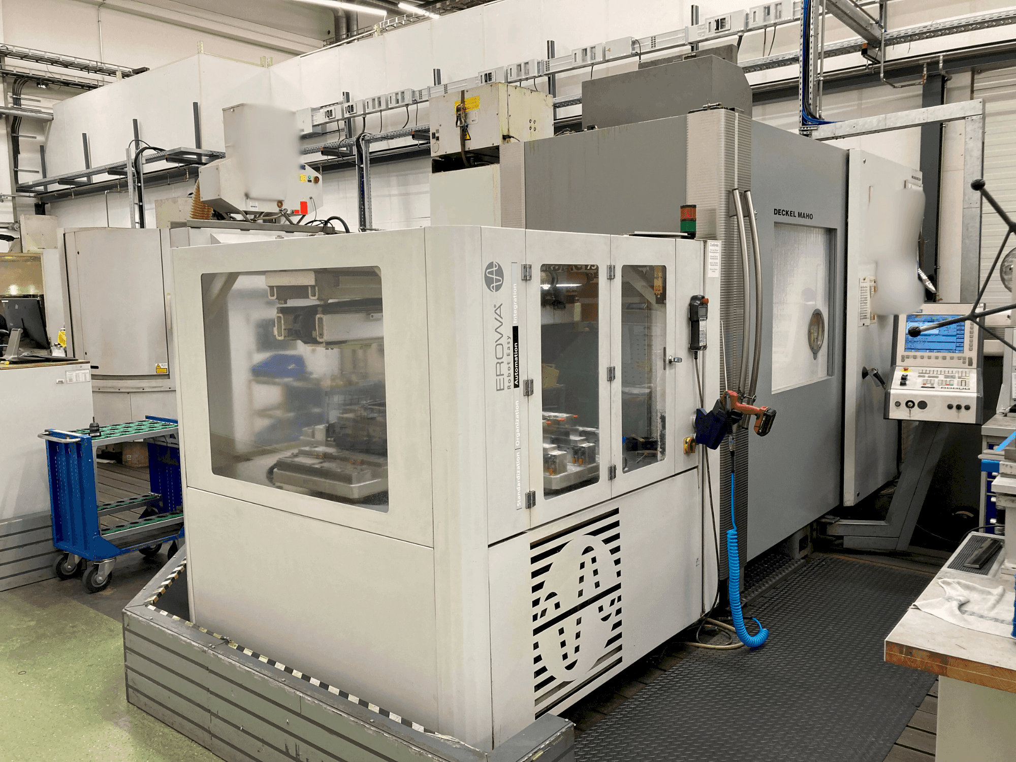 Vista frontale della macchina DECKEL DMC 75V linear