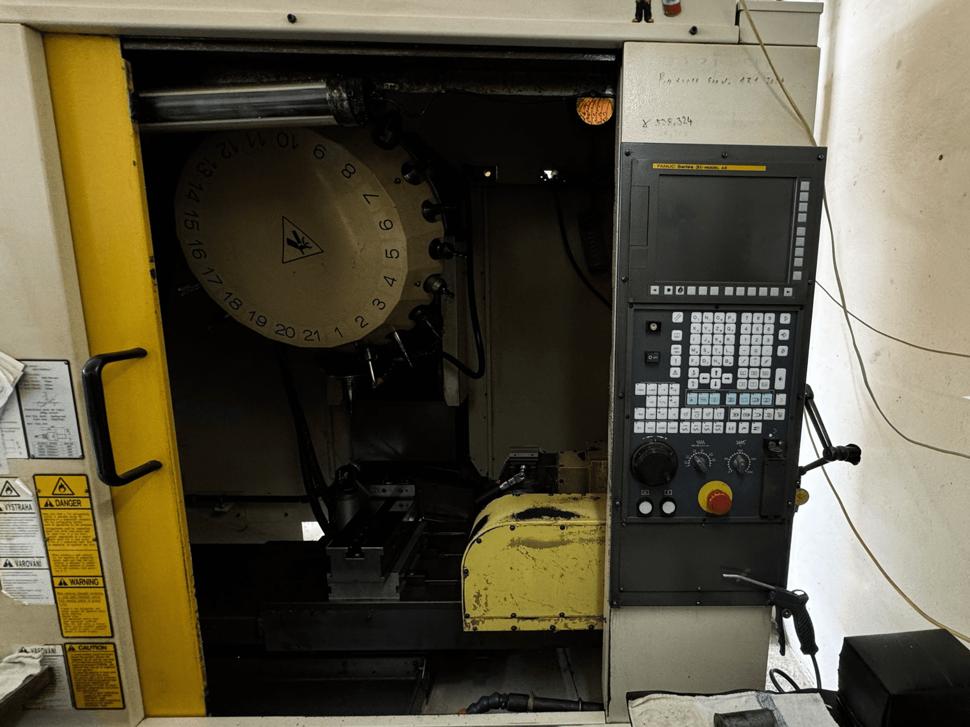 Centro di lavoro verticale FANUC Robodrill alpha-T21iFL, vista frontale che mostra il pannello di controllo e il magazzino utensili.