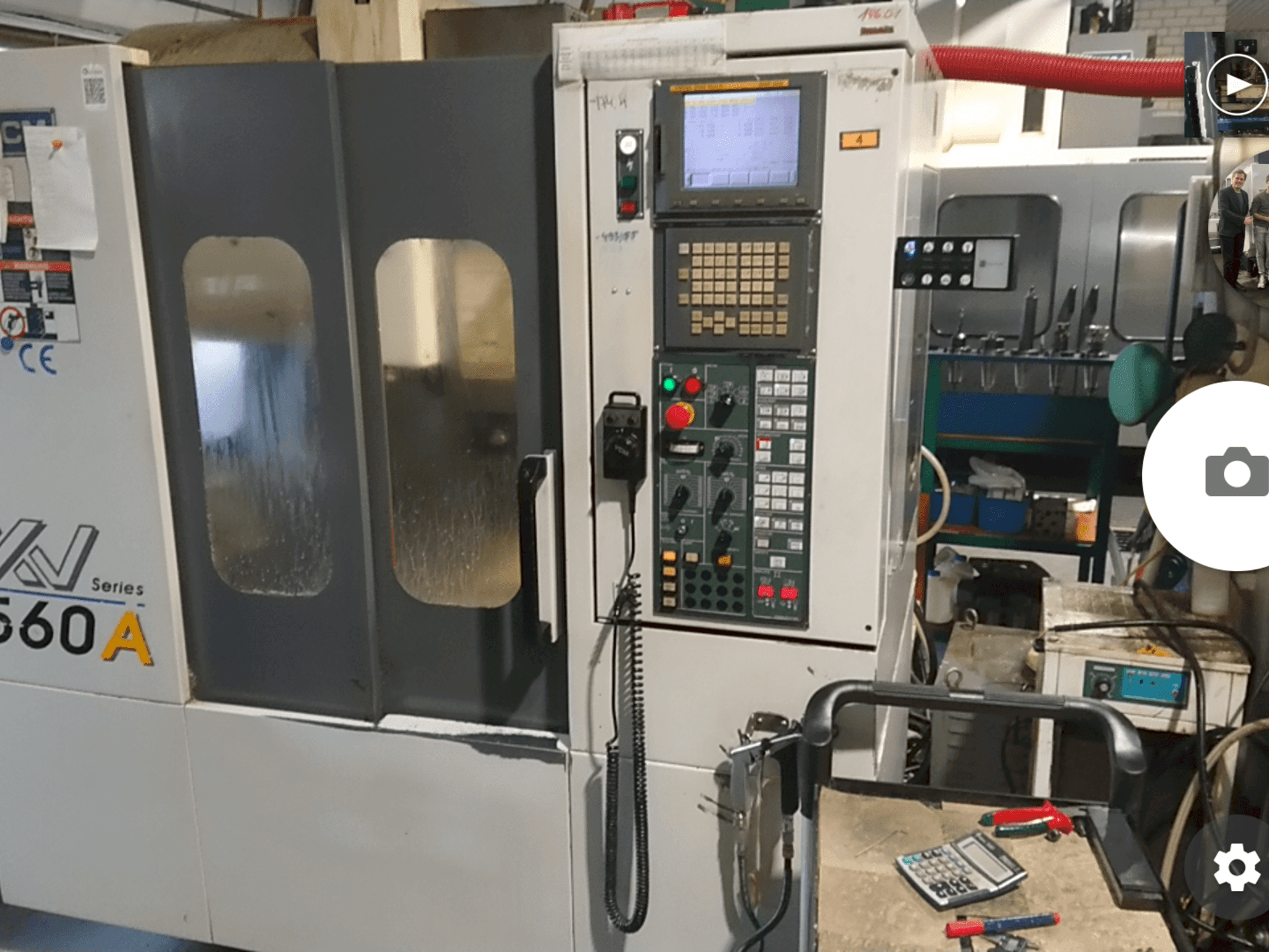 Vista frontale della macchina YCM XV560A