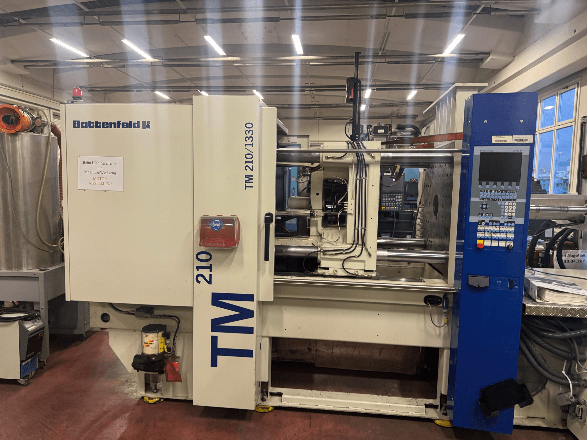 Macchina ad iniezione idraulica Battenfeld TM 210/1330, vista frontale, con pannello di controllo e componenti della macchina.