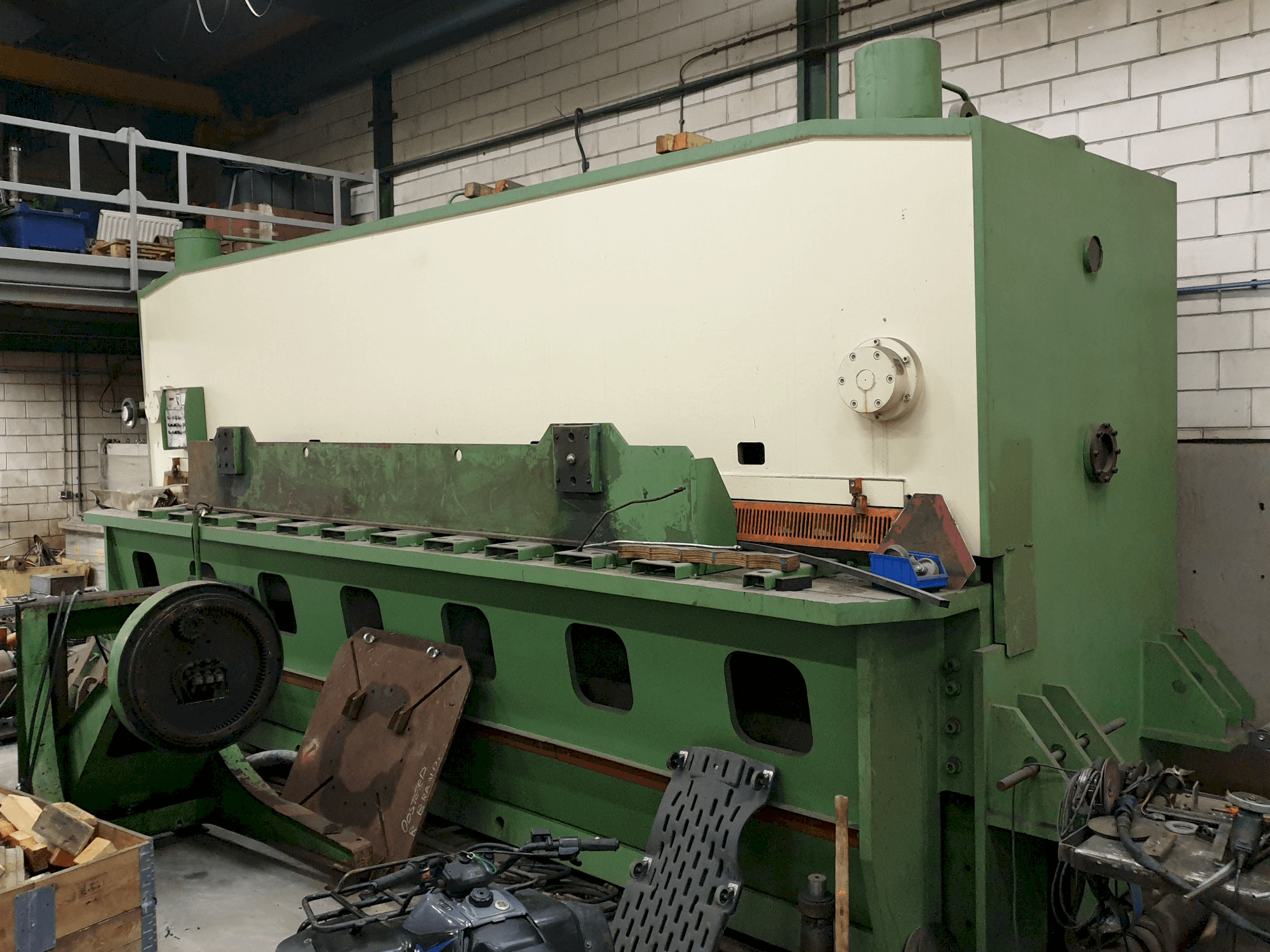 Vista lato destro della macchina LVD MVS 62/16